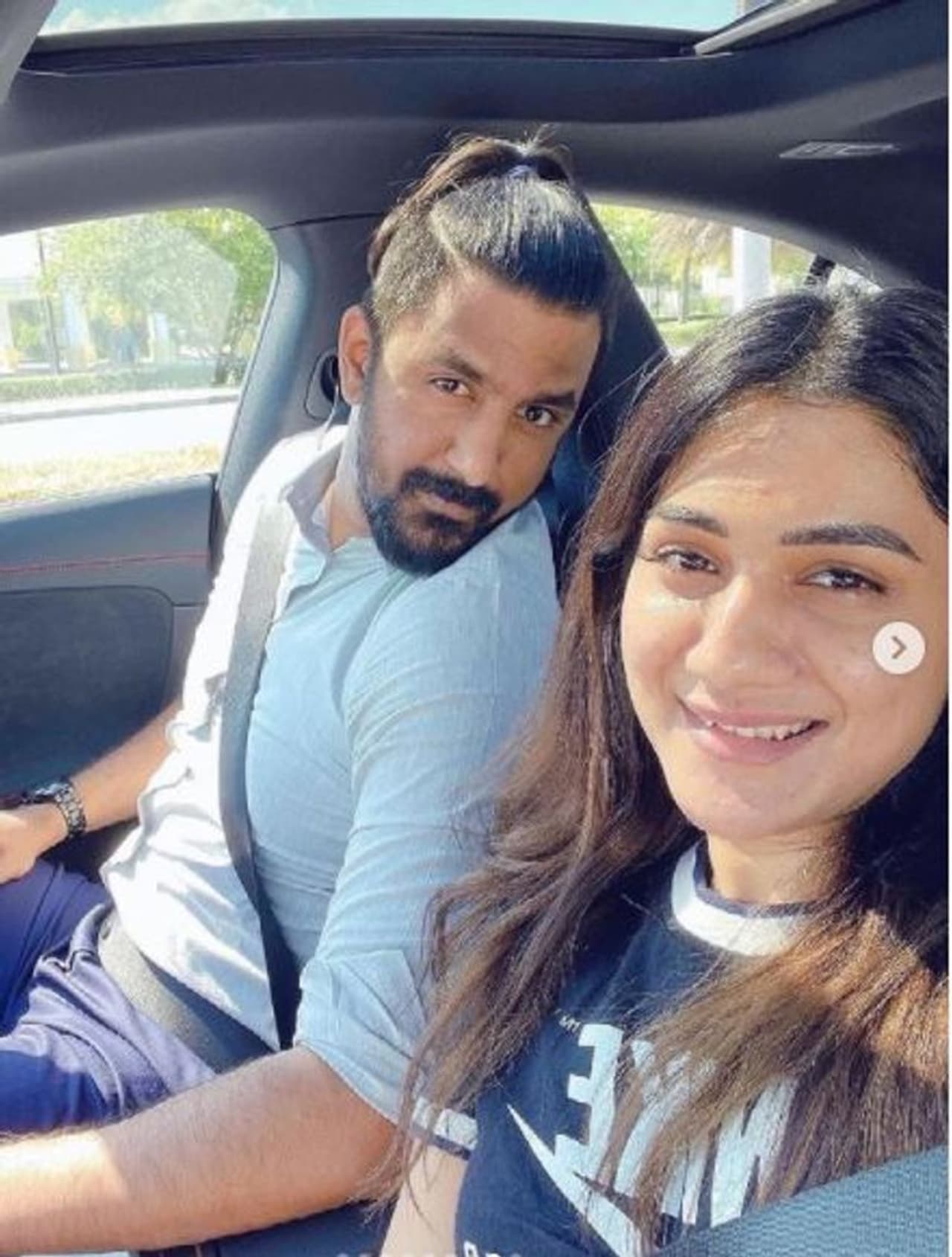 <p>ಕನ್ನಡ ಕಿರುತೆರೆ ವಾಹಿನಿಯ ಜನಪ್ರಿಯ ನಟಿ ಅರ್ಚನಾ ಲಕ್ಷ್ಮಿನರಸಿಂಹಸ್ವಾಮಿ ಹಾಗೂ ನಟ ವಿಘ್ನೇಶ್ ಶರ್ಮಾ ವೈವಾಹಿಕ ಜೀವನಕ್ಕೆ ಕಾಲಿಟ್ಟ ನಂತರ ವಿದೇಶದಲ್ಲಿ ನೆಲೆಸಿದ್ದಾರೆ. </p> <p>ಕನ್ನಡ ಕಿರುತೆರೆ ವಾಹಿನಿಯ ಜನಪ್ರಿಯ ನಟಿ ಅರ್ಚನಾ ಲಕ್ಷ್ಮಿನರಸಿಂಹಸ್ವಾಮಿ ಹಾಗೂ ನಟ ವಿಘ್ನೇಶ್ ಶರ್ಮಾ ವೈವಾಹಿಕ ಜೀವನಕ್ಕೆ ಕಾಲಿಟ್ಟ ನಂತರ ವಿದೇಶದಲ್ಲಿ ನೆಲೆಸಿದ್ದಾರೆ. </p>