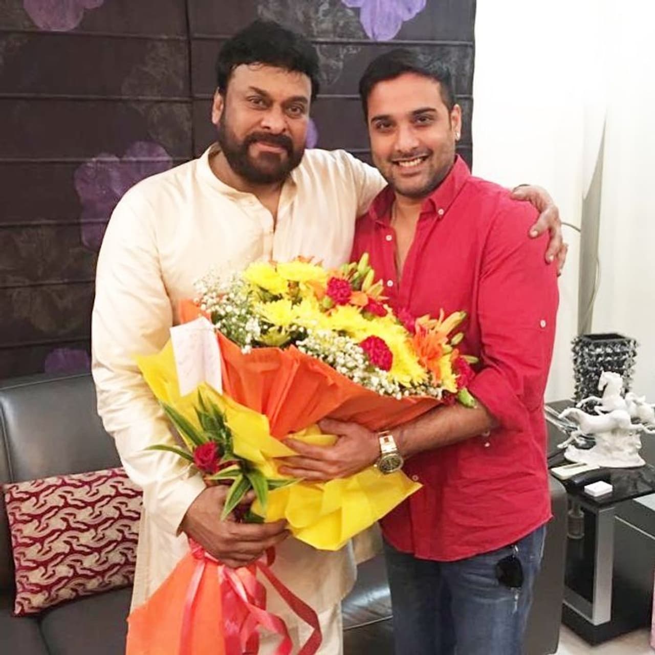 హీరోయిన్ కమ్ డబ్బింగ్ ఆర్టిస్ట్ రోజా రమణి కొడుకు తరుణ్. స్టార్ డబ్బింగ్ ఆర్టిస్ట్ గా రెండు దశాబ్దాలు పరిశ్రమలో స్టార్ హీరోయిన్స్ కి రోజా రమణి తన గొంతు అరువు ఇచ్చారు. హీరోయిన్ కమ్ డబ్బింగ్ ఆర్టిస్ట్ రోజా రమణి కొడుకు తరుణ్. స్టార్ డబ్బింగ్ ఆర్టిస్ట్ గా రెండు దశాబ్దాలు పరిశ్రమలో స్టార్ హీరోయిన్స్ కి రోజా రమణి తన గొంతు అరువు ఇచ్చారు.