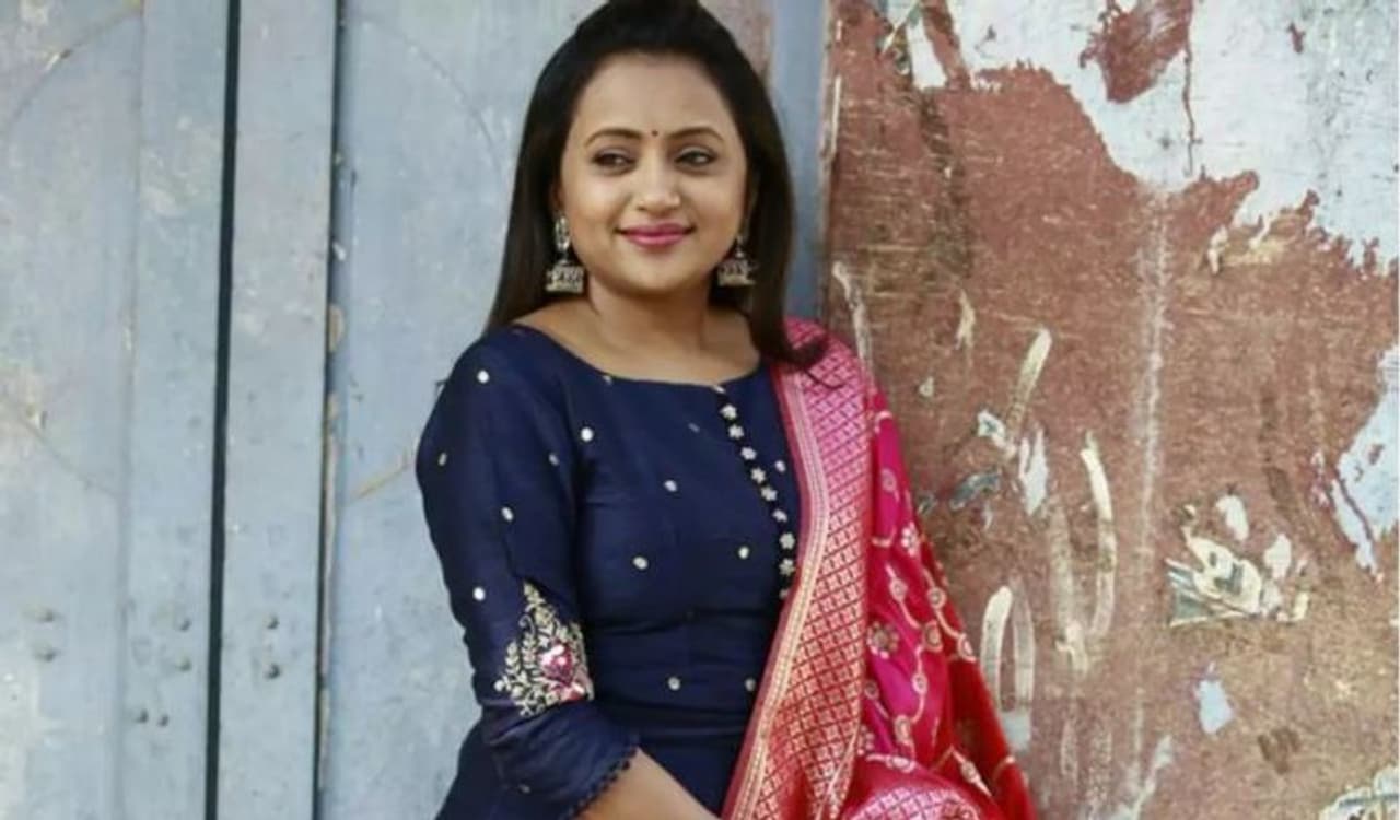 యాంకర్ వృత్తికి బ్రాండ్ అంబాసిడర్ సుమ కనకాల. దాదాపు రెండు దశాబ్దాలుగా బుల్లితెరపై తిరుగులేని మహారాణిగా ఆమె రాణిస్తున్నారు. ఈవెంట్ ఏదైనా సుమ ఉంటే ఆ సందడే వేరు. ఈ మాటల మంజరి నటుడు రాజీవ్ కనకాలను ప్రేమ వివాహం చేసుకున్నారు. యాంకర్ వృత్తికి బ్రాండ్ అంబాసిడర్ సుమ కనకాల. దాదాపు రెండు దశాబ్దాలుగా బుల్లితెరపై తిరుగులేని మహారాణిగా ఆమె రాణిస్తున్నారు. ఈవెంట్ ఏదైనా సుమ ఉంటే ఆ సందడే వేరు. ఈ మాటల మంజరి నటుడు రాజీవ్ కనకాలను ప్రేమ వివాహం చేసుకున్నారు.