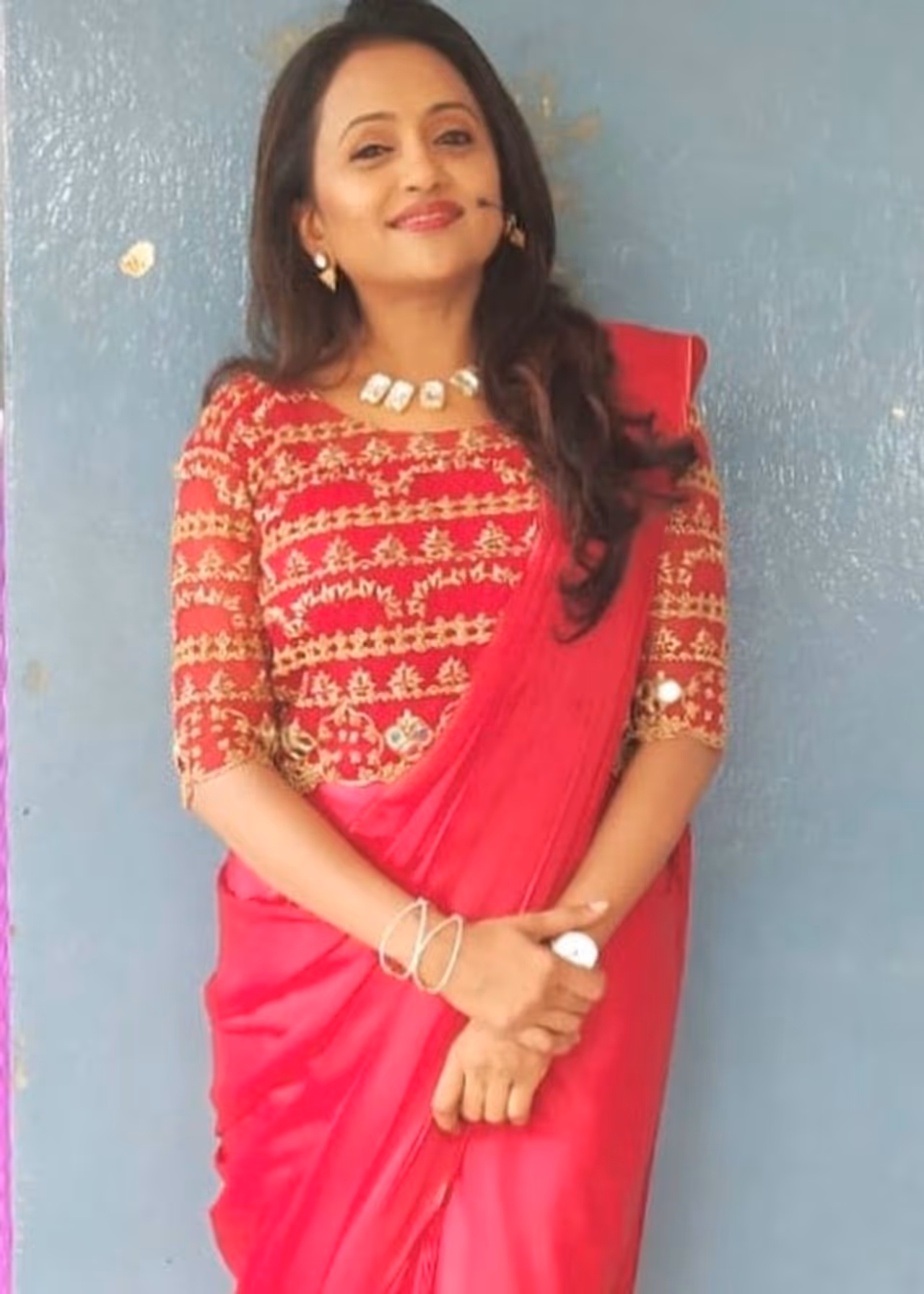 50ఏళ్ళు దగ్గర పడుతున్నా తనలోని ఎనర్జీ ఏమాత్రం తగ్గలేదు. 20ఏళ్ల యువ యాంకర్ మాదిరి స్టేజిపై దుమ్మురేపుతారు. సుమ పంచ్ ల పవర్ కి స్టార్స్ కూడా హడాలిపోవాల్సిందే. 50ఏళ్ళు దగ్గర పడుతున్నా తనలోని ఎనర్జీ ఏమాత్రం తగ్గలేదు. 20ఏళ్ల యువ యాంకర్ మాదిరి స్టేజిపై దుమ్మురేపుతారు. సుమ పంచ్ ల పవర్ కి స్టార్స్ కూడా హడాలిపోవాల్సిందే.