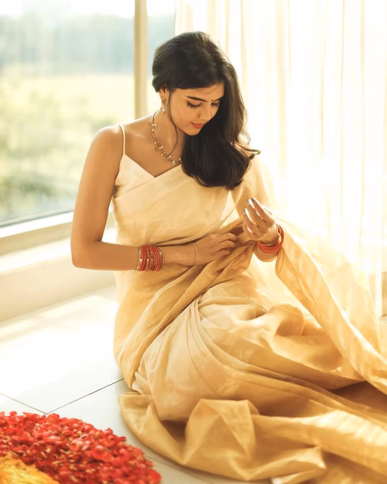 <p>சேலை கட்டிய சிலையாய் கல்யாணி </p> <p>சேலை கட்டிய சிலையாய் கல்யாணி </p>