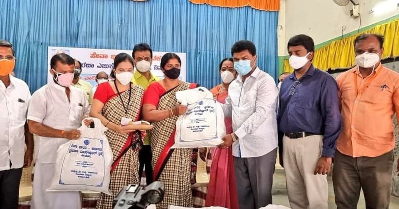 <p>ಕೊರೋನಾ ಮತ್ತು ಲಾಕ್ ಡೌನ್ ಸಂಕಷ್ಟ, ಸಮಸ್ಯೆಯಲ್ಲಿದ್ದವರ ನೆರವಿಗೆ ಧಾವಿಸಿದ ಸಿಎಂ ಪುತ್ರರು</p> <p>ಕೊರೋನಾ ಮತ್ತು ಲಾಕ್ ಡೌನ್ ಸಂಕಷ್ಟ, ಸಮಸ್ಯೆಯಲ್ಲಿದ್ದವರ ನೆರವಿಗೆ ಧಾವಿಸಿದ ಸಿಎಂ ಪುತ್ರರು</p>