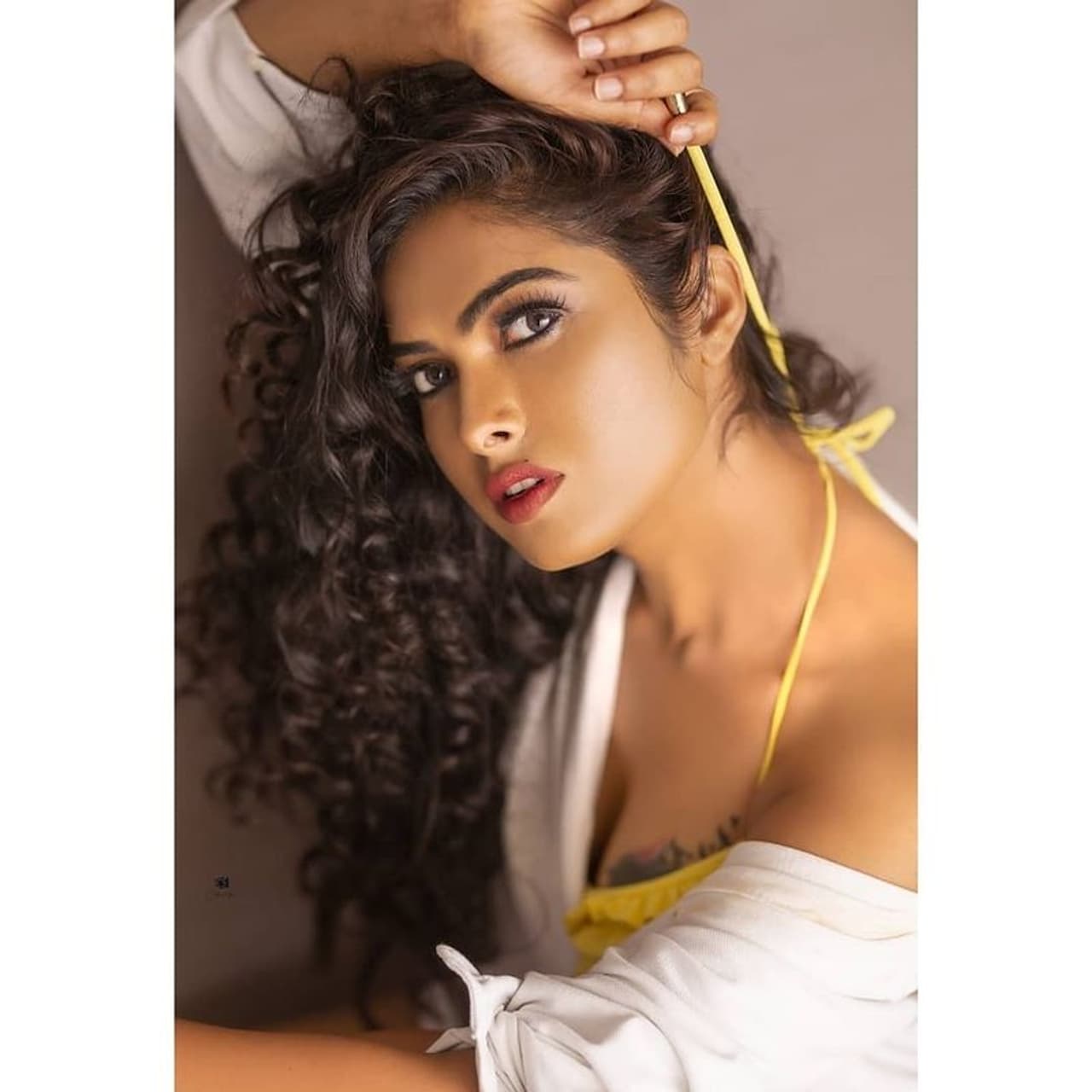 బిగ్ బాస్ సీజన్4లో అవకాశం రావడంతో హౌస్ లోకి ఎంట్రీ ఇచ్చింది. మంచి హైట్, చొట్ట బుగ్గలు, నాజూకైన రూపు చూసి ప్రేక్షకులు పడిపోయారు. అయితే మిగతా వారితో పోల్చితే హౌస్ లో కాంట్రవర్సికి దూరంగా ఉంది దివి. తన కున్న అందాలు సరిగా ఉపయోగించుకుంటే టైటిల్ కోసం పోటీపడాల్సిన అందం ఆమెది. బిగ్ బాస్ సీజన్4లో అవకాశం రావడంతో హౌస్ లోకి ఎంట్రీ ఇచ్చింది. మంచి హైట్, చొట్ట బుగ్గలు, నాజూకైన రూపు చూసి ప్రేక్షకులు పడిపోయారు. అయితే మిగతా వారితో పోల్చితే హౌస్ లో కాంట్రవర్సికి దూరంగా ఉంది దివి. తన కున్న అందాలు సరిగా ఉపయోగించుకుంటే టైటిల్ కోసం పోటీపడాల్సిన అందం ఆమెది.