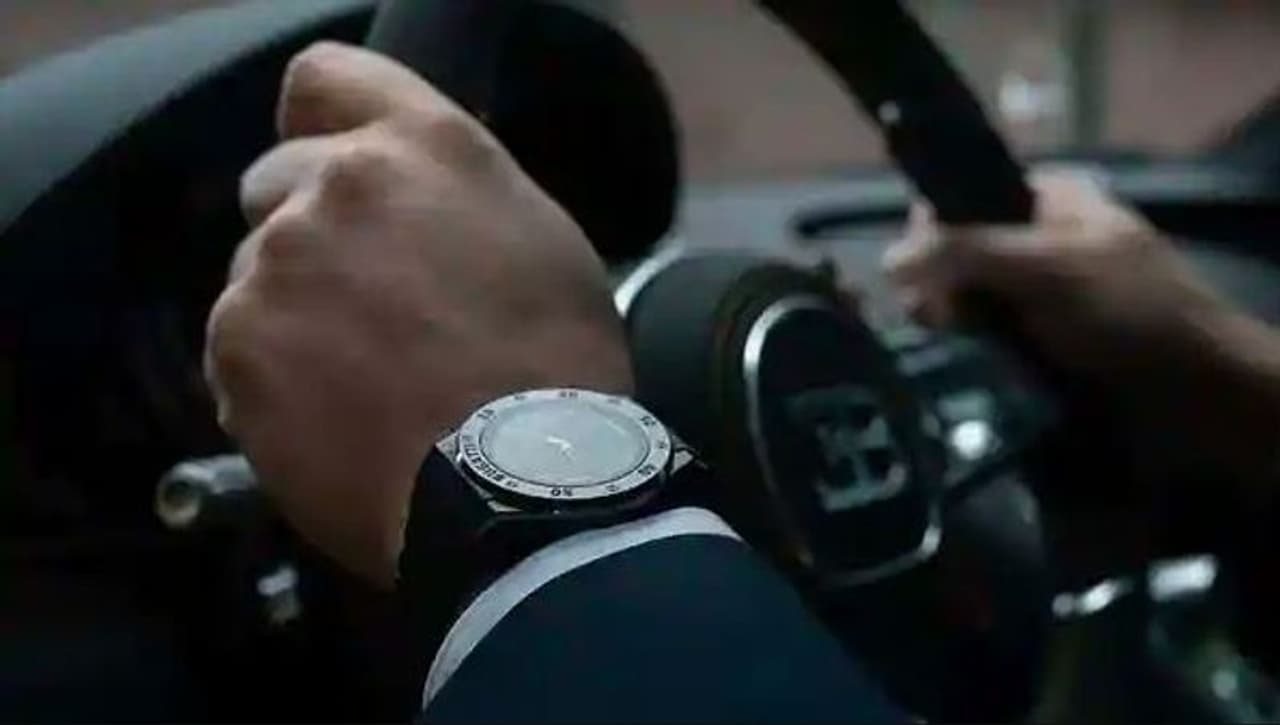 <p>బుగాట్టి సిరామిక్ ఎడిషన్ వన్ పుర్ స్పోర్ట్, బుగట్టి సిరామిక్ ఎడిషన్ వన్ లే నోయిర్, బుగట్టి సిరామిక్ ఎడిషన్ వన్ డివోలతో సహా మొత్తం మూడు మోడళ్ల స్మార్ట్వాచ్లను కంపెనీ ఏకకాలంలో ప్రవేశపెట్టింది. ఈ స్మార్ట్వాచ్లో ఈ రోజుల్లో ఉపయోగపడే జిపిఎస్, బ్లడ్ ఆక్సిజన్ మానిటర్ వంటి ఫీచర్స్ కూడా ఉన్నాయి. <br /> </p> <p>బుగాట్టి సిరామిక్ ఎడిషన్ వన్ పుర్ స్పోర్ట్, బుగట్టి సిరామిక్ ఎడిషన్ వన్ లే నోయిర్, బుగట్టి సిరామిక్ ఎడిషన్ వన్ డివోలతో సహా మొత్తం మూడు మోడళ్ల స్మార్ట్వాచ్లను కంపెనీ ఏకకాలంలో ప్రవేశపెట్టింది. ఈ స్మార్ట్వాచ్లో ఈ రోజుల్లో ఉపయోగపడే జిపిఎస్, బ్లడ్ ఆక్సిజన్ మానిటర్ వంటి ఫీచర్స్ కూడా ఉన్నాయి. <br /> </p>