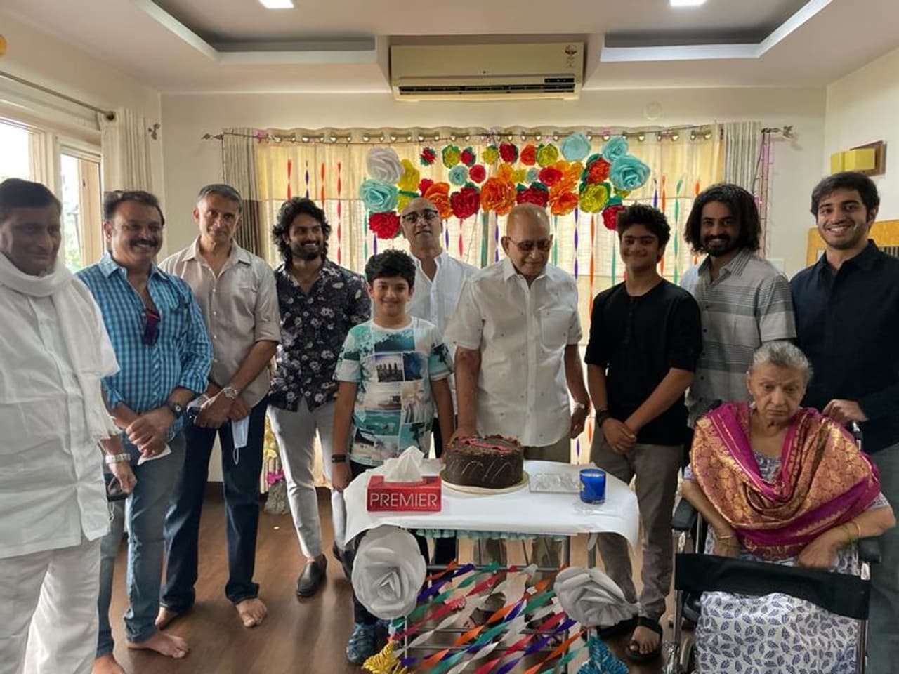 సోమవారం కృష్ణ బర్త్ డే వేడుకలు జరుపుకున్నారు. ఈ ఈవెంట్‌లో మహేష్‌ లేకపోవడం గమనార్హం. కరోనా దృష్యా ఆయన దూరంగా ఉన్నట్టు తెలుస్తుంది.