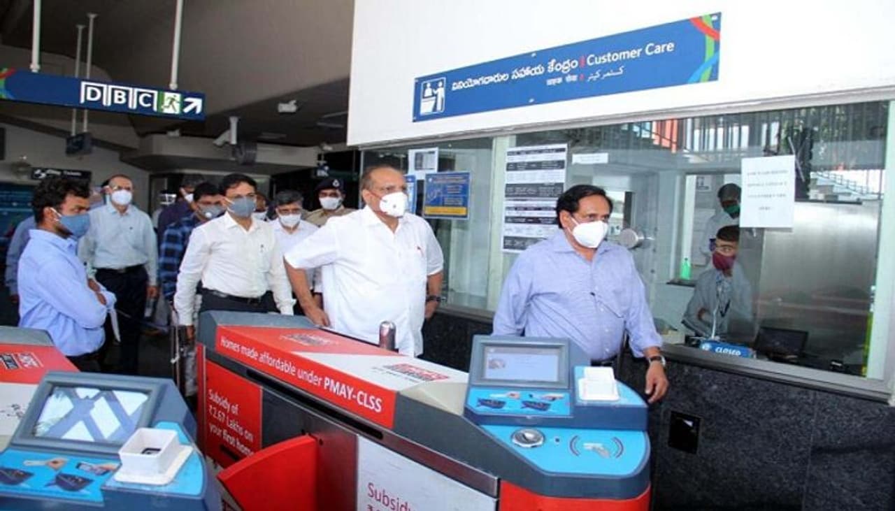 <p>తెలంగాణ రాష్ట్ర ప్రధాన కార్యదర్శి సోమేష్ కుమార్ సోమవారం ఉదయం లాక్ డౌన్ సడలింపు సమయంలో మెట్రో స్టేషన్లలో...మెట్రో రైలు సర్వీసు ఏర్పాట్లు, కోవిడ్ 19 ప్రోటోకాల్లను పరిశీలించారు.</p> <p>తెలంగాణ రాష్ట్ర ప్రధాన కార్యదర్శి సోమేష్ కుమార్ సోమవారం ఉదయం లాక్ డౌన్ సడలింపు సమయంలో మెట్రో స్టేషన్లలో...మెట్రో రైలు సర్వీసు ఏర్పాట్లు, కోవిడ్ 19 ప్రోటోకాల్లను పరిశీలించారు.</p>