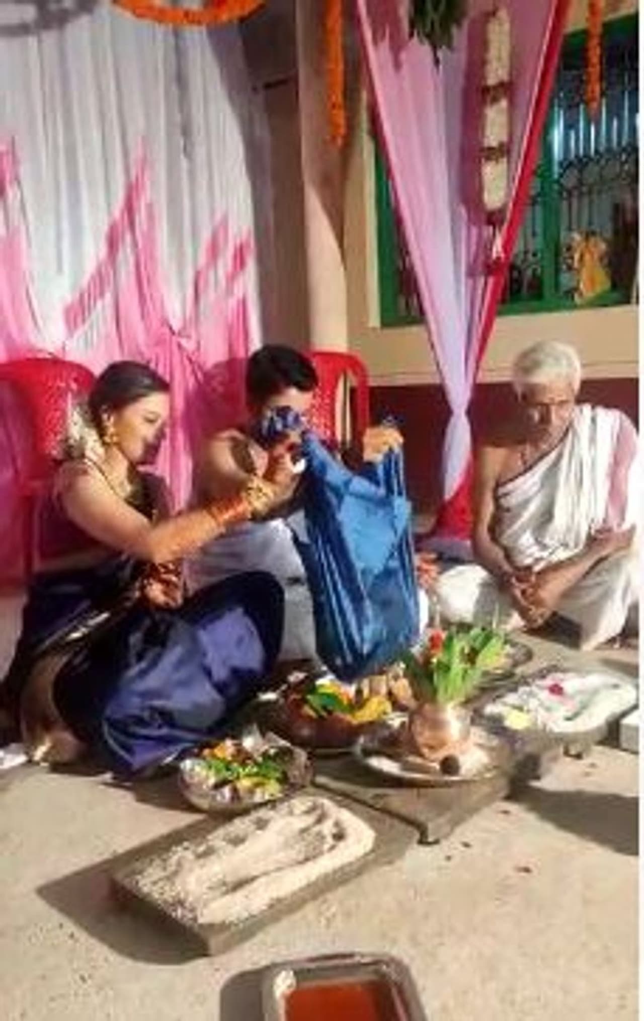 <p>'ಸರಿಗಮಪ' ಸ್ಪರ್ಧಿ ಶ್ರೀಹರ್ಷ ಮತ್ತು ಶೃಂಗೇರಿ ಮೂಲದ ಗೌತಮಿ ಹಳ್ಳಿಯಲ್ಲಿಯೇ ಸರಳವಾಗಿ ವೈವಾಹಿಕ ಜೀವನಕ್ಕೆ ಕಾಲಿಟ್ಟಿದ್ದಾರೆ.</p> <p>'ಸರಿಗಮಪ' ಸ್ಪರ್ಧಿ ಶ್ರೀಹರ್ಷ ಮತ್ತು ಶೃಂಗೇರಿ ಮೂಲದ ಗೌತಮಿ ಹಳ್ಳಿಯಲ್ಲಿಯೇ ಸರಳವಾಗಿ ವೈವಾಹಿಕ ಜೀವನಕ್ಕೆ ಕಾಲಿಟ್ಟಿದ್ದಾರೆ.</p>