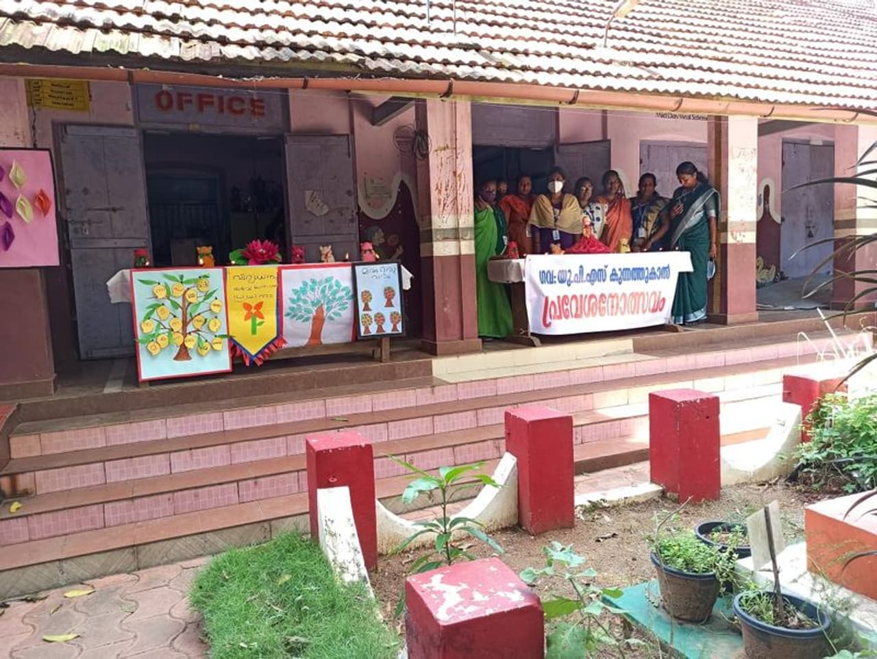 <p>പുതുഅധ്യയന വര്ഷത്തെ പ്രവേശനോത്സവം തിരുവനന്തപുരത്ത് മുഖ്യമന്ത്രി പിണറായി വിജയൻ ഓൺലൈനായി ഉദ്ഘാടനം ചെയ്തു. കുട്ടികൾ സ്കൂളിൽ എത്തുന്ന കാലം വിദൂരമാവില്ലെന്ന പ്രതീക്ഷ മുഖ്യമന്ത്രി പങ്കുവെച്ചു. ഇത്തവണ അധ്യാപകർക്ക് കുട്ടികളുമായി നേരിട്ട് ആശയവിനിമയം നടത്താൻ ഓൺലൈൻ ക്ലാസ് സൌകര്യമൊരുക്കുമെന്നും ഘട്ടം ഘട്ടമായി ഇത് നടപ്പിലാക്കുമെന്നും മുഖ്യമന്ത്രി അറിയിച്ചു. </p> <p>പുതുഅധ്യയന വര്ഷത്തെ പ്രവേശനോത്സവം തിരുവനന്തപുരത്ത് മുഖ്യമന്ത്രി പിണറായി വിജയൻ ഓൺലൈനായി ഉദ്ഘാടനം ചെയ്തു. കുട്ടികൾ സ്കൂളിൽ എത്തുന്ന കാലം വിദൂരമാവില്ലെന്ന പ്രതീക്ഷ മുഖ്യമന്ത്രി പങ്കുവെച്ചു. ഇത്തവണ അധ്യാപകർക്ക് കുട്ടികളുമായി നേരിട്ട് ആശയവിനിമയം നടത്താൻ ഓൺലൈൻ ക്ലാസ് സൌകര്യമൊരുക്കുമെന്നും ഘട്ടം ഘട്ടമായി ഇത് നടപ്പിലാക്കുമെന്നും മുഖ്യമന്ത്രി അറിയിച്ചു. </p>