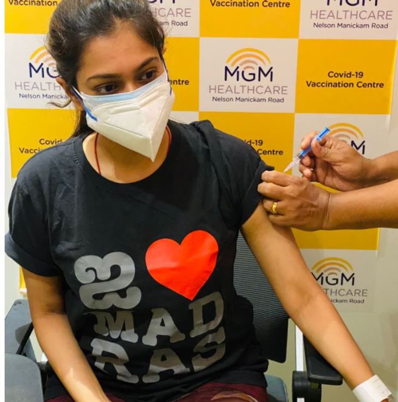 <p>மானாட மயிலாட, நாளைய இயக்குனர் போன்ற பல நிகழ்ச்சிகளை தொகுத்து வழங்கியவரும், நடிகர் சந்தனுவின் மனைவியுமான கீர்த்தி தடுப்பூசி போட்டு கொண்ட போது எடுத்த புகைப்படம்.</p> <p>மானாட மயிலாட, நாளைய இயக்குனர் போன்ற பல நிகழ்ச்சிகளை தொகுத்து வழங்கியவரும், நடிகர் சந்தனுவின் மனைவியுமான கீர்த்தி தடுப்பூசி போட்டு கொண்ட போது எடுத்த புகைப்படம்.</p>