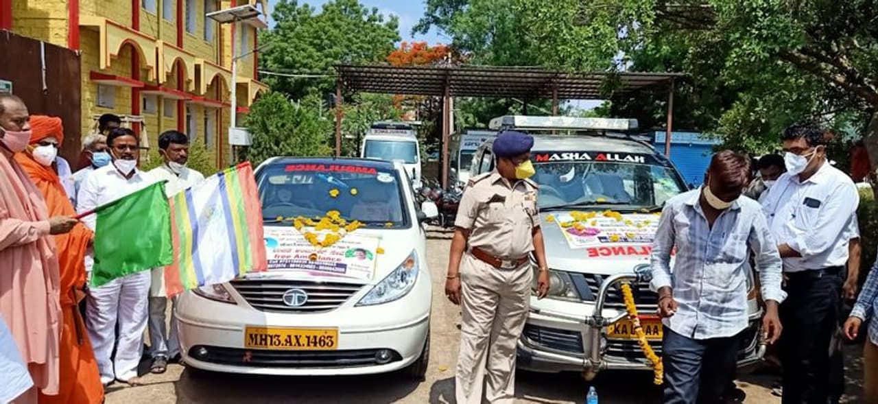 <p>ಲಾಕ್ಡೌನ್ ನಿಯಮ ಉಲ್ಲಂಘಿಸಿ ಸರ್ಕಾರಿ ಆಸ್ಪತ್ರೆ ಮುಂದೆ ಹುಟ್ಟುಹಬ್ಬ ಆಚರಣೆ </p> <p>ಲಾಕ್ಡೌನ್ ನಿಯಮ ಉಲ್ಲಂಘಿಸಿ ಸರ್ಕಾರಿ ಆಸ್ಪತ್ರೆ ಮುಂದೆ ಹುಟ್ಟುಹಬ್ಬ ಆಚರಣೆ </p>