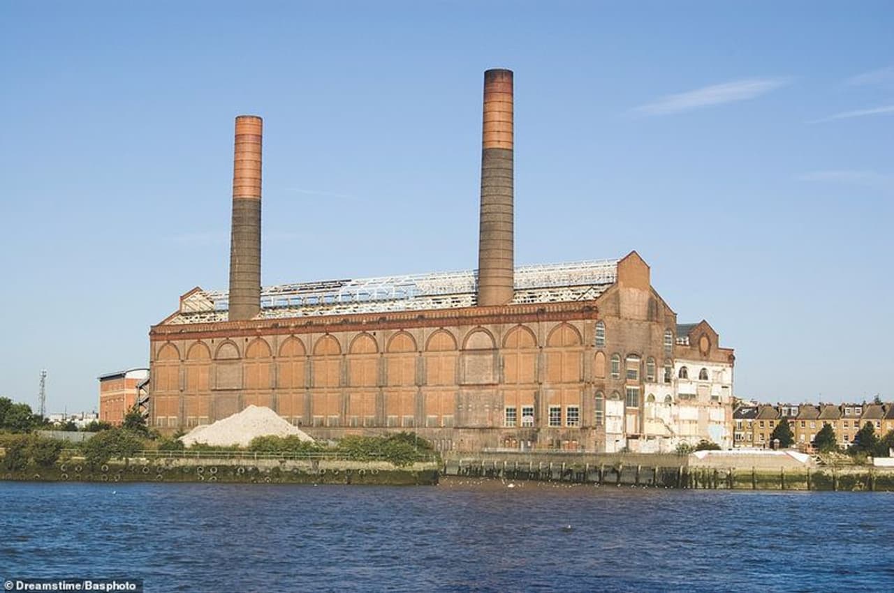 <p>ലോട്ട്സ് പവർ സ്റ്റേഷൻ, ചെൽസി: 1905 മുതൽ പ്രവർത്തനക്ഷമമായ ഈ പവർ സ്റ്റേഷൻ തേംസ് നദിയുടെ തീരത്താണ്. കൂടാതെ ലണ്ടൻ അണ്ടർഗ്രൌണ്ടിന്റെ ഡിസ്ട്രിക്റ്റ് ലൈൻ പ്രവര്ത്തനത്തിനായി മുമ്പ് ഇവിടെ വൈദ്യുതി വിതരണം ഉണ്ടായിരുന്നു. ലണ്ടനിലെ റേഡിയോ ചരിത്രത്തിലും ഇവിടം ഒരു പങ്കുവഹിച്ചു. 1973 ൽ ഒരു ആന്റിനയ്ക്കായി ഒരു താൽക്കാലിക സൈറ്റ് നിര്മ്മിക്കപ്പെട്ടു. എൽബിസിയും (ഒരു ദേശീയ ടോക്ക് റേഡിയോ സ്റ്റേഷനും) തലസ്ഥാനത്തുടനീളം ക്യാപിറ്റൽ റേഡിയോയും ഇവിടെ നിന്ന് പ്രക്ഷേപണം ചെയ്തിരുന്നു</p> <p>ലോട്ട്സ് പവർ സ്റ്റേഷൻ, ചെൽസി: 1905 മുതൽ പ്രവർത്തനക്ഷമമായ ഈ പവർ സ്റ്റേഷൻ തേംസ് നദിയുടെ തീരത്താണ്. കൂടാതെ ലണ്ടൻ അണ്ടർഗ്രൌണ്ടിന്റെ ഡിസ്ട്രിക്റ്റ് ലൈൻ പ്രവര്ത്തനത്തിനായി മുമ്പ് ഇവിടെ വൈദ്യുതി വിതരണം ഉണ്ടായിരുന്നു. ലണ്ടനിലെ റേഡിയോ ചരിത്രത്തിലും ഇവിടം ഒരു പങ്കുവഹിച്ചു. 1973 ൽ ഒരു ആന്റിനയ്ക്കായി ഒരു താൽക്കാലിക സൈറ്റ് നിര്മ്മിക്കപ്പെട്ടു. എൽബിസിയും (ഒരു ദേശീയ ടോക്ക് റേഡിയോ സ്റ്റേഷനും) തലസ്ഥാനത്തുടനീളം ക്യാപിറ്റൽ റേഡിയോയും ഇവിടെ നിന്ന് പ്രക്ഷേപണം ചെയ്തിരുന്നു</p>