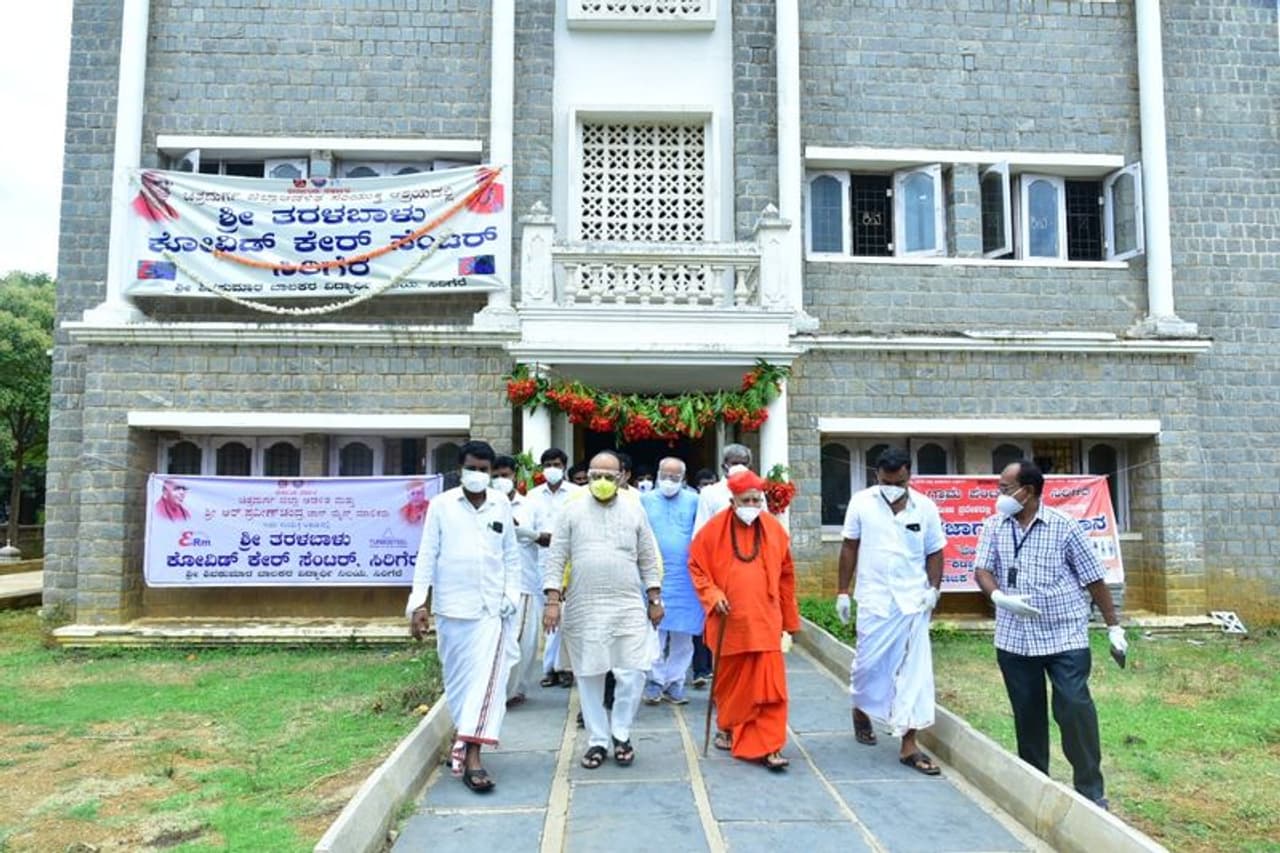 <p>ಸಿರಿಗೆರೆಯಲ್ಲಿರುವ ಶ್ರೀ ಶಿವಕುಮಾರ ಬಾಲಕರ ವಿದ್ಯಾರ್ಥಿ ನಿಲಯ</p> <p>ಸಿರಿಗೆರೆಯಲ್ಲಿರುವ ಶ್ರೀ ಶಿವಕುಮಾರ ಬಾಲಕರ ವಿದ್ಯಾರ್ಥಿ ನಿಲಯ</p>