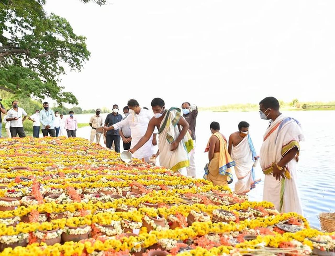 <p>ಕೊರೋನಾದಿಂದ ಮೃತಪಟ್ಟವರ ಅಂತ್ಯಕ್ರಿಯೆ ಬಳಿಕ ಅಸ್ಥಿ ಪಡೆಯಲು ಸಂಬಂಧಿಕರು ಬಾರದ ಹಿನ್ನೆಲೆಯಲ್ಲಿ ಸರ್ಕಾರದಿಂದಲೇ ಮುಕ್ತಿ ಕಾರ್ಯ ನಡೆಸಿಕೊಡಲಾಗಿದೆ.</p> <p>ಕೊರೋನಾದಿಂದ ಮೃತಪಟ್ಟವರ ಅಂತ್ಯಕ್ರಿಯೆ ಬಳಿಕ ಅಸ್ಥಿ ಪಡೆಯಲು ಸಂಬಂಧಿಕರು ಬಾರದ ಹಿನ್ನೆಲೆಯಲ್ಲಿ ಸರ್ಕಾರದಿಂದಲೇ ಮುಕ್ತಿ ಕಾರ್ಯ ನಡೆಸಿಕೊಡಲಾಗಿದೆ.</p>