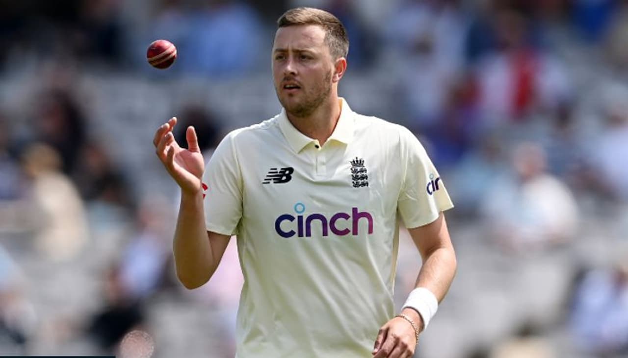 <p>డ్రెసింగ్ రూమ్లోని సభ్యులతో పాటు ఇంగ్లాండ్కీ, యావత్ ప్రపంచానికి అతను క్షమాపణలు చెప్పాల్సిందేనంటూ డిమాండ్లు వినిపిస్తున్నాయి. ఓల్లీ రాబిన్సన్, ఇప్పటికే క్షమాపణలు చెప్పినా, అతనిపై చర్యలు తీసుకోవడానికి సిద్ధమైంది ఇంగ్లాండ్ క్రికెట్ బోర్డు.</p> <p>డ్రెసింగ్ రూమ్లోని సభ్యులతో పాటు ఇంగ్లాండ్కీ, యావత్ ప్రపంచానికి అతను క్షమాపణలు చెప్పాల్సిందేనంటూ డిమాండ్లు వినిపిస్తున్నాయి. ఓల్లీ రాబిన్సన్, ఇప్పటికే క్షమాపణలు చెప్పినా, అతనిపై చర్యలు తీసుకోవడానికి సిద్ధమైంది ఇంగ్లాండ్ క్రికెట్ బోర్డు.</p>