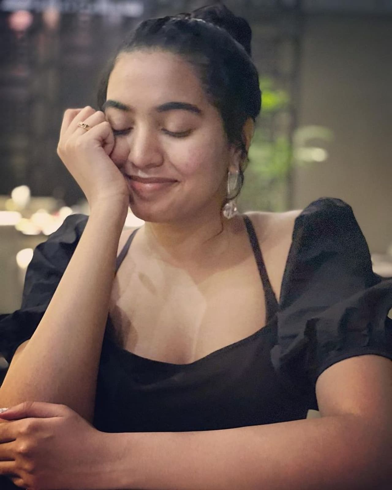 అందుకే పబ్లిక్ లోకి రావాలంటే హీరోయిన్స్ బెత్తెడు మందాన మేకప్ వేసుకొని, ఖరీదైన ట్రెండీ వేర్, యాక్ససరీలు ధరించి వస్తారు. అందం అనే కోణంలో తమకున్న లోపాలు ఎక్కడా కనిపించకుండా మేకప్ ద్వారా జాగ్రత్త పడతారు. ఐశ్వర్య రాయ్ దగ్గర నుండి అప్ కమింగ్ హీరోయిన్ వరకు చేసే ప్రక్రియే ఇది. అందుకే పబ్లిక్ లోకి రావాలంటే హీరోయిన్స్ బెత్తెడు మందాన మేకప్ వేసుకొని, ఖరీదైన ట్రెండీ వేర్, యాక్ససరీలు ధరించి వస్తారు. అందం అనే కోణంలో తమకున్న లోపాలు ఎక్కడా కనిపించకుండా మేకప్ ద్వారా జాగ్రత్త పడతారు. ఐశ్వర్య రాయ్ దగ్గర నుండి అప్ కమింగ్ హీరోయిన్ వరకు చేసే ప్రక్రియే ఇది.