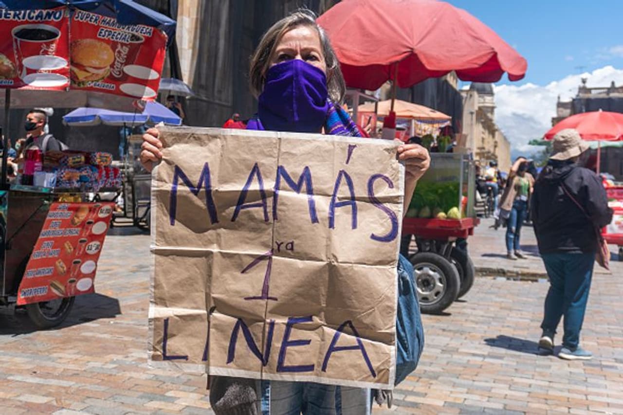 <p>കോവിഡ് 19 ന്റെ രോഗവ്യാപനം കൈകാര്യം ചെയ്യുന്നതില് സര്ക്കാര് പരാജയപ്പെട്ടതും പുതുക്കിയ നികുതി ഏര്പ്പെടുത്തിയതും ആയിരക്കണക്കിന് പേരെ കൊളംബിയിയില് തെരുവിലിറങ്ങാന് പ്രേരിപ്പിച്ചു. </p> <p>കോവിഡ് 19 ന്റെ രോഗവ്യാപനം കൈകാര്യം ചെയ്യുന്നതില് സര്ക്കാര് പരാജയപ്പെട്ടതും പുതുക്കിയ നികുതി ഏര്പ്പെടുത്തിയതും ആയിരക്കണക്കിന് പേരെ കൊളംബിയിയില് തെരുവിലിറങ്ങാന് പ്രേരിപ്പിച്ചു. </p>