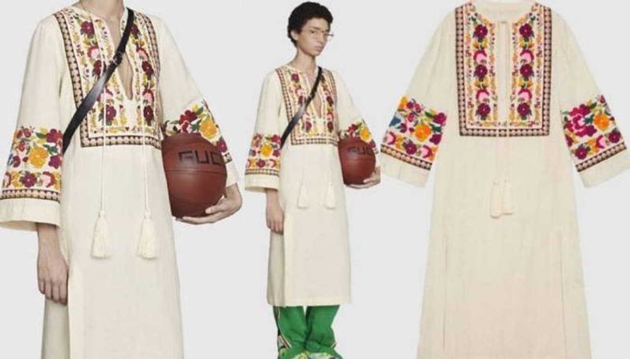 <p>ఈ ఫోటోలో కనిపిస్తున్న కుర్తా చూశారా..? ఏముంది అందులో నార్మల్ కుర్తా అంతే కదా అని తీసి పారేయకండి. ఎందుకంటే దీని ధర వింటే ఎవరైనా షాక్ అవ్వాల్సిందే. చాలా సాధారణంగా కనిపిస్తున్న ఈ కుర్తా ధర రూ.2.5లక్షలు. నమ్మసక్యంగా లేకపోయినా ఇదే నిజం.</p> <p>ఈ ఫోటోలో కనిపిస్తున్న కుర్తా చూశారా..? ఏముంది అందులో నార్మల్ కుర్తా అంతే కదా అని తీసి పారేయకండి. ఎందుకంటే దీని ధర వింటే ఎవరైనా షాక్ అవ్వాల్సిందే. చాలా సాధారణంగా కనిపిస్తున్న ఈ కుర్తా ధర రూ.2.5లక్షలు. నమ్మసక్యంగా లేకపోయినా ఇదే నిజం.</p>