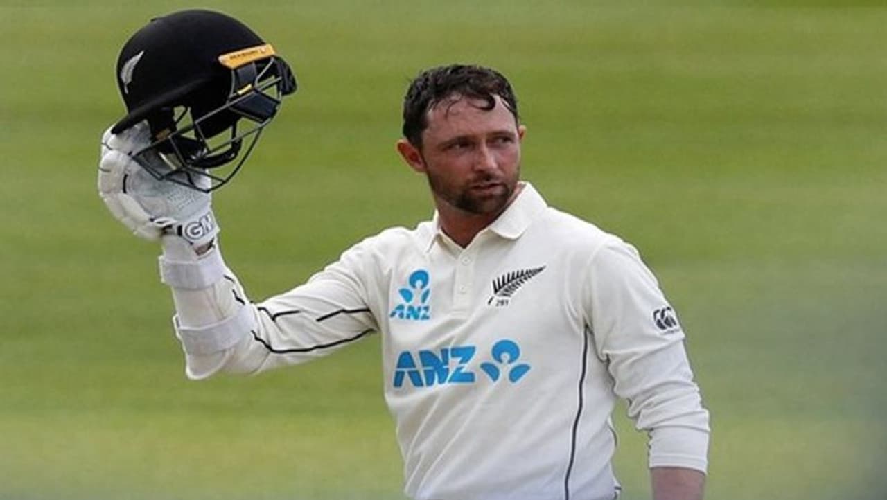 <p>న్యూజిలాండ్ ఆరంగ్రేటం ఆటగాడు డివాన్ కాన్వే డబుల్ సెంచరీతో అదరగొట్టగా, ఇంగ్లాండ్ బ్యాట్స్మన్ రోరీ బర్న్స్ సెంచరీ చేశాడు. వర్షం కారణంగా ఓ రోజు ఆట రద్దు కావడంతో నాలుగురోజుల పాటు సాగిన మొదటి టెస్టులో ఆఖరి రోజు మొదటి సెషన్ ముగిసిన తర్వాత డిక్లేర్ చేశాడు కేన్ విలియంసన్. </p> <p>న్యూజిలాండ్ ఆరంగ్రేటం ఆటగాడు డివాన్ కాన్వే డబుల్ సెంచరీతో అదరగొట్టగా, ఇంగ్లాండ్ బ్యాట్స్మన్ రోరీ బర్న్స్ సెంచరీ చేశాడు. వర్షం కారణంగా ఓ రోజు ఆట రద్దు కావడంతో నాలుగురోజుల పాటు సాగిన మొదటి టెస్టులో ఆఖరి రోజు మొదటి సెషన్ ముగిసిన తర్వాత డిక్లేర్ చేశాడు కేన్ విలియంసన్. </p>