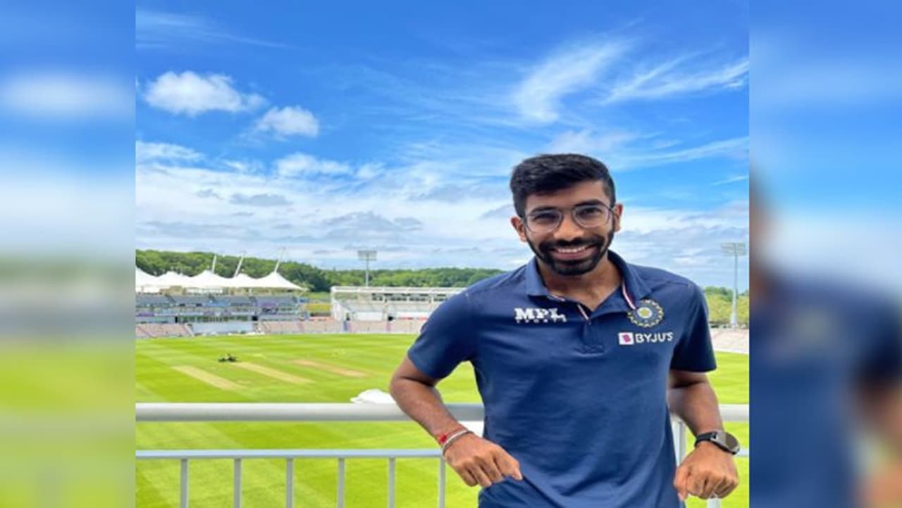 <p>సౌంతిప్టన్ చేరుకున్న భారత క్రికెటర్లు, ఫోటోలు పోస్టులు చేస్తూ తెగ సందడి చేస్తున్నారు. జస్ప్రిత్ బుమ్రా, ఆయన సతీమణి సంజన గణేశన్తో పాటు భారత మహిళా, పురుష క్రికెటర్ల సోషల్ మీడియాలో ఈ ఫోటోలు ప్రత్యేక్షమయ్యాయి. </p> <p>సౌంతిప్టన్ చేరుకున్న భారత క్రికెటర్లు, ఫోటోలు పోస్టులు చేస్తూ తెగ సందడి చేస్తున్నారు. జస్ప్రిత్ బుమ్రా, ఆయన సతీమణి సంజన గణేశన్తో పాటు భారత మహిళా, పురుష క్రికెటర్ల సోషల్ మీడియాలో ఈ ఫోటోలు ప్రత్యేక్షమయ్యాయి. </p>