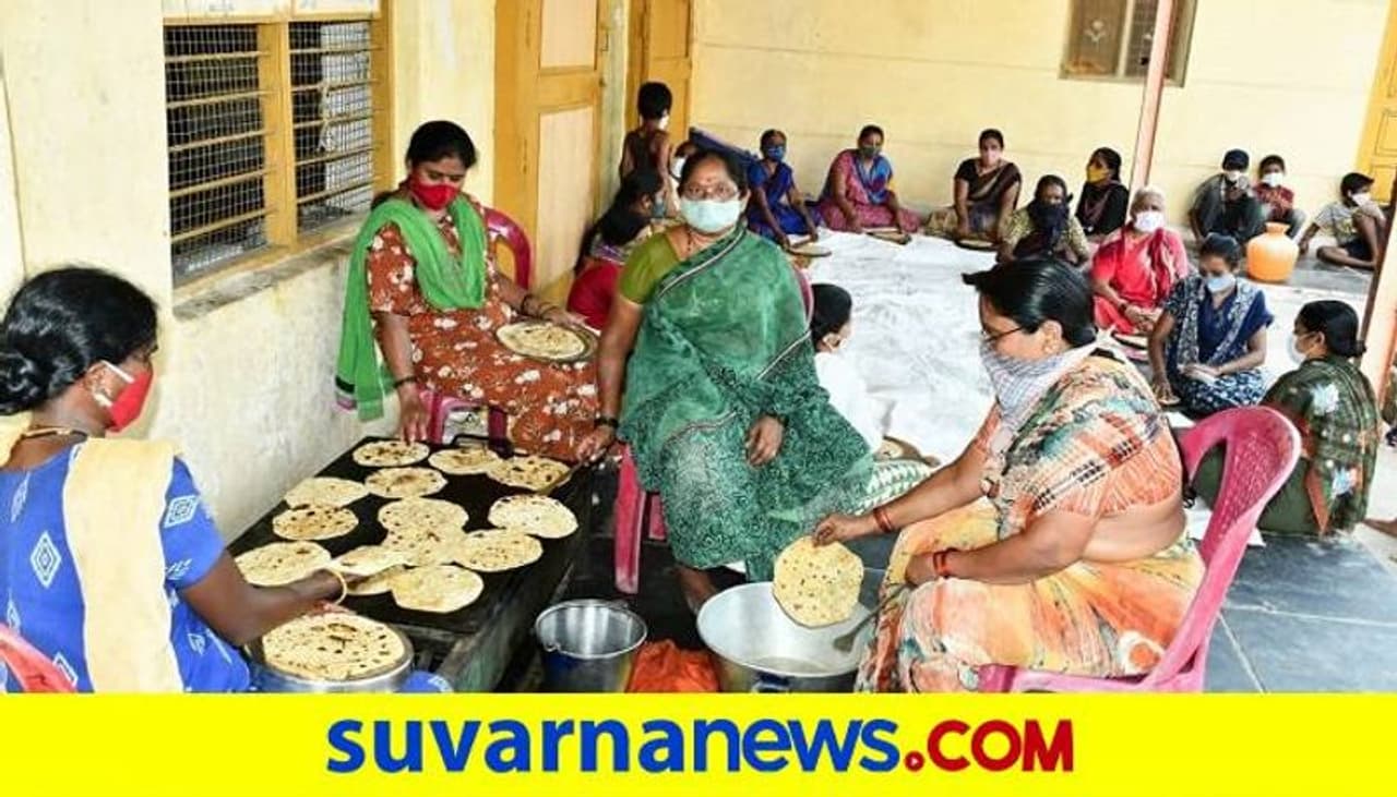 <p>ತಾಲೂಕಿನ ಶ್ರೀಧರಗಡ್ಡೆ ಗ್ರಾಮಸ್ಥರು ಇದಕ್ಕೆ ಹೊರತಲ್ಲ. ನಿತ್ಯ ಹತ್ತಾರು ಕೆಜಿ ಆಹಾರವನ್ನು ತಯಾರಿಸಿಕೊಂಡು ಬಳ್ಳಾರಿಯ ಸರ್ಕಾರಿ ಆಸ್ಪತ್ರೆಗಳಲ್ಲಿ ದಾಖಲಾಗಿರುವ ಸೋಂಕಿತರು, ಕುಟುಂಬ ಸದಸ್ಯರು ಸೇರಿದಂತೆ ಕೋವಿಡ್ ಕಾರ್ಯದಲ್ಲಿ ನಿರತರಾಗಿರುವ ಸೇವಾ ಸಿಬ್ಬಂದಿಗೆ ಉಚಿತವಾಗಿ ಆಹಾರ ಪೂರೈಸುವ ಮೂಲಕ ಕೊರೋನಾ ಸೋಂಕಿತರು ಹಾಗೂ ಕೋವಿಡ್ ಹೋರಾಟದ ಸೇನಾನಿಗಳಿಗೆ ಹಸಿವು ನೀಗಿಸುವ ಸತ್ಕಾರ್ಯದಲ್ಲಿ ತೊಡಗಿಸಿಕೊಂಡಿದ್ದಾರೆ. ವಿಶೇಷ ಎಂದರೆ ಕಳೆದ 21 ದಿನಗಳಿಂದ ಒಂದು ದಿನವೂ ತಪ್ಪಿಸದೆ ದಾಸೋಹದಂತೆ ಆಹಾರ ವಿತರಣೆ ಕಾರ್ಯ ನಡೆಯುತ್ತಿದೆ.</p> <p>ತಾಲೂಕಿನ ಶ್ರೀಧರಗಡ್ಡೆ ಗ್ರಾಮಸ್ಥರು ಇದಕ್ಕೆ ಹೊರತಲ್ಲ. ನಿತ್ಯ ಹತ್ತಾರು ಕೆಜಿ ಆಹಾರವನ್ನು ತಯಾರಿಸಿಕೊಂಡು ಬಳ್ಳಾರಿಯ ಸರ್ಕಾರಿ ಆಸ್ಪತ್ರೆಗಳಲ್ಲಿ ದಾಖಲಾಗಿರುವ ಸೋಂಕಿತರು, ಕುಟುಂಬ ಸದಸ್ಯರು ಸೇರಿದಂತೆ ಕೋವಿಡ್ ಕಾರ್ಯದಲ್ಲಿ ನಿರತರಾಗಿರುವ ಸೇವಾ ಸಿಬ್ಬಂದಿಗೆ ಉಚಿತವಾಗಿ ಆಹಾರ ಪೂರೈಸುವ ಮೂಲಕ ಕೊರೋನಾ ಸೋಂಕಿತರು ಹಾಗೂ ಕೋವಿಡ್ ಹೋರಾಟದ ಸೇನಾನಿಗಳಿಗೆ ಹಸಿವು ನೀಗಿಸುವ ಸತ್ಕಾರ್ಯದಲ್ಲಿ ತೊಡಗಿಸಿಕೊಂಡಿದ್ದಾರೆ. ವಿಶೇಷ ಎಂದರೆ ಕಳೆದ 21 ದಿನಗಳಿಂದ ಒಂದು ದಿನವೂ ತಪ್ಪಿಸದೆ ದಾಸೋಹದಂತೆ ಆಹಾರ ವಿತರಣೆ ಕಾರ್ಯ ನಡೆಯುತ್ತಿದೆ.</p>