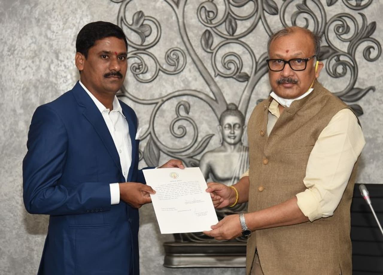 అమరావతి: ఆంధ్రప్రదేశ్ సమాచార కమీషన్ నూతన కమీషనర్లుగా ఉల్చల హరిప్రసాద్ రెడ్డి, కాకర్ల చెన్నారెడ్డిలు నియమితులయ్యారు. వారిచేత ఇవాళ(శుక్రవారం) ప్రభుత్వ ప్రధాన కార్యదర్శి ఆదిత్యా నాధ్ దాస్ ప్రమాణం చేయించారు. అమరావతి: ఆంధ్రప్రదేశ్ సమాచార కమీషన్ నూతన కమీషనర్లుగా ఉల్చల హరిప్రసాద్ రెడ్డి, కాకర్ల చెన్నారెడ్డిలు నియమితులయ్యారు. వారిచేత ఇవాళ(శుక్రవారం) ప్రభుత్వ ప్రధాన కార్యదర్శి ఆదిత్యా నాధ్ దాస్ ప్రమాణం చేయించారు.