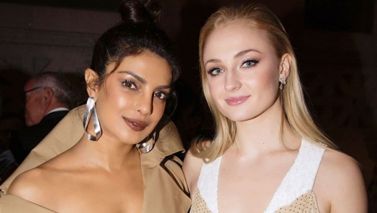 <p>ಇನ್ಸ್ಟಾ ಸ್ಟೋರಿಯಲ್ಲಿ ಸೋಫಿ ಟರ್ನರ್ ಅನೇಕ ಶೀರ್ಷಿಕೆಗಳನ್ನು ಮತ್ತು ಸ್ಟಿಕ್ಕರ್ಗಳನ್ನು ಹಂಚಿಕೊಂಡಿದ್ದಾರೆ.</p> <p>ಇನ್ಸ್ಟಾ ಸ್ಟೋರಿಯಲ್ಲಿ ಸೋಫಿ ಟರ್ನರ್ ಅನೇಕ ಶೀರ್ಷಿಕೆಗಳನ್ನು ಮತ್ತು ಸ್ಟಿಕ್ಕರ್ಗಳನ್ನು ಹಂಚಿಕೊಂಡಿದ್ದಾರೆ.</p>