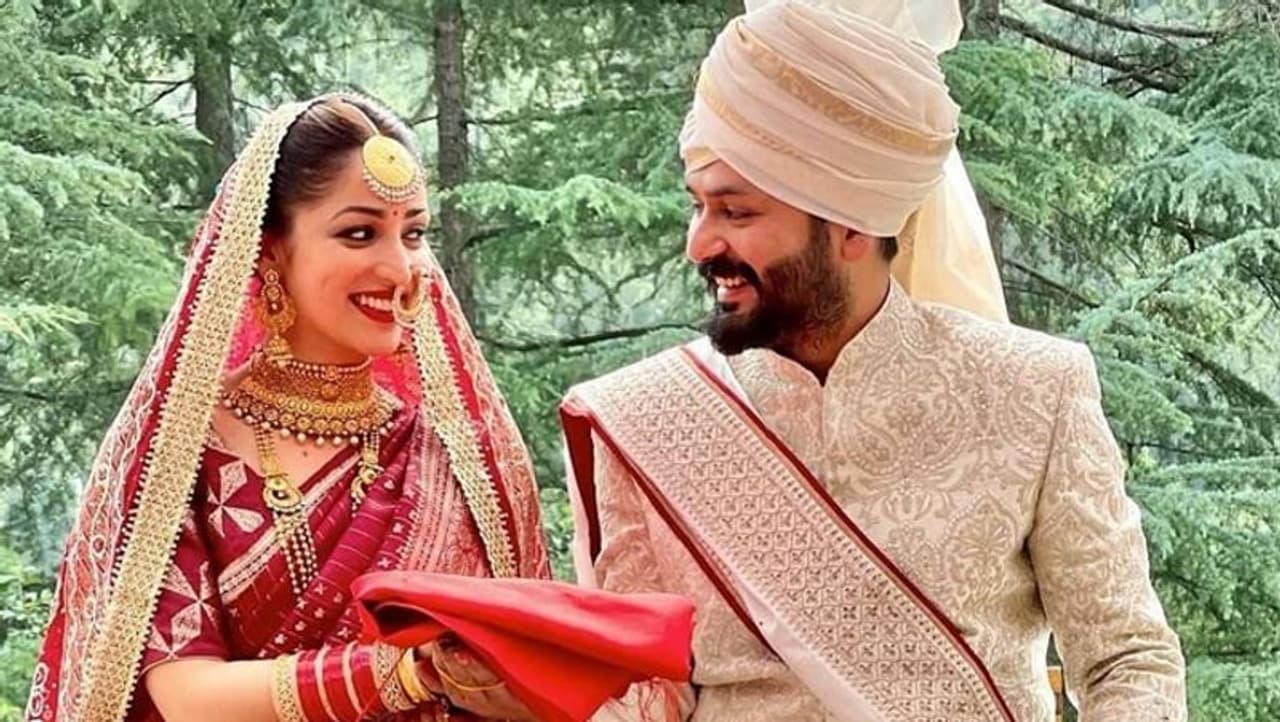 <p>ಯಾಮಿ ಗುಪ್ತಾ ಮದುವೆಯ ಪೋಟೋವನ್ನು ಶೇರ್ ಮಾಡಿಕೊಂಡು ಕ್ಯಾಪ್ಷನ್ನಲ್ಲಿ ಮೊದಲಿಗೆ ಪರ್ಷಿಯನ್ ಕವಿ ರೂಮಿಯ ಸಾಲುಗಳನ್ನು ಬರೆದುಕೊಂಡಿದ್ದಾರೆ. </p> <p>ಯಾಮಿ ಗುಪ್ತಾ ಮದುವೆಯ ಪೋಟೋವನ್ನು ಶೇರ್ ಮಾಡಿಕೊಂಡು ಕ್ಯಾಪ್ಷನ್ನಲ್ಲಿ ಮೊದಲಿಗೆ ಪರ್ಷಿಯನ್ ಕವಿ ರೂಮಿಯ ಸಾಲುಗಳನ್ನು ಬರೆದುಕೊಂಡಿದ್ದಾರೆ. </p>