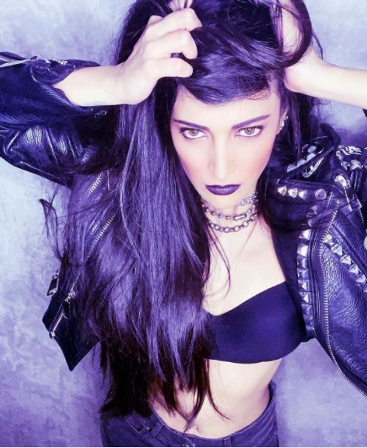 <p>ಇನ್ಸ್ಟಾಗ್ರಾಮ್ನಲ್ಲಿ ಪೋಸ್ಟ್ ಮಾಡಿದ ಚಿತ್ರಗಳಲ್ಲಿ ಕಪ್ಪು ಲಿಪ್ಸ್ಟಿಕ್ ಹಚ್ಚಿದ್ದಕ್ಕಾಗಿ ಟೀಕಿಸಿದವರಿಗೆ ನಟಿ ಶ್ರುತಿ ಹಾಸನ್ ಪ್ರತಿಕ್ರಿಯಿಸಿದ್ದಾರೆ.</p> <p>ಇನ್ಸ್ಟಾಗ್ರಾಮ್ನಲ್ಲಿ ಪೋಸ್ಟ್ ಮಾಡಿದ ಚಿತ್ರಗಳಲ್ಲಿ ಕಪ್ಪು ಲಿಪ್ಸ್ಟಿಕ್ ಹಚ್ಚಿದ್ದಕ್ಕಾಗಿ ಟೀಕಿಸಿದವರಿಗೆ ನಟಿ ಶ್ರುತಿ ಹಾಸನ್ ಪ್ರತಿಕ್ರಿಯಿಸಿದ್ದಾರೆ.</p>