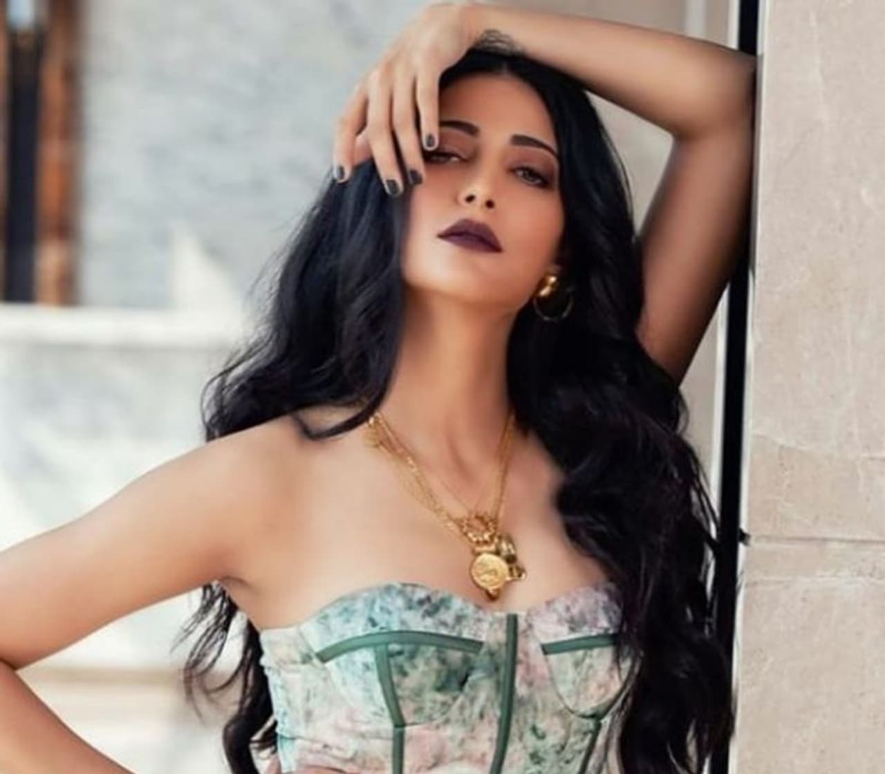 <p style="text align: justify;">தமிழ், தெலுங்கு சினிமாவில் முன்னணி நாயகியாக வலம் வரும் ஸ்ருதி ஹாசன், ஸ்ருதி ஹாசன் லண்டனைச் சேர்ந்த மைக்கேல் கார்சேலை என்ற நாடக கலைஞரை காதலித்து வந்தார். இருவருக்குமிடையே ஏற்பட்ட கருத்து வேறுபாடு காரணமாக 2019ம் ஆண்டு பிரிந்தனர். அப்போது வேறு வேறு நாட்டில் இருப்பதால் எங்களால் காதலை தொடர முடியவில்லை என மைக்கேல் விளக்கமளித்திருந்தார்.</p> <p style="text align: justify;">தமிழ், தெலுங்கு சினிமாவில் முன்னணி நாயகியாக வலம் வரும் ஸ்ருதி ஹாசன், ஸ்ருதி ஹாசன் லண்டனைச் சேர்ந்த மைக்கேல் கார்சேலை என்ற நாடக கலைஞரை காதலித்து வந்தார். இருவருக்குமிடையே ஏற்பட்ட கருத்து வேறுபாடு காரணமாக 2019ம் ஆண்டு பிரிந்தனர். அப்போது வேறு வேறு நாட்டில் இருப்பதால் எங்களால் காதலை தொடர முடியவில்லை என மைக்கேல் விளக்கமளித்திருந்தார்.</p>