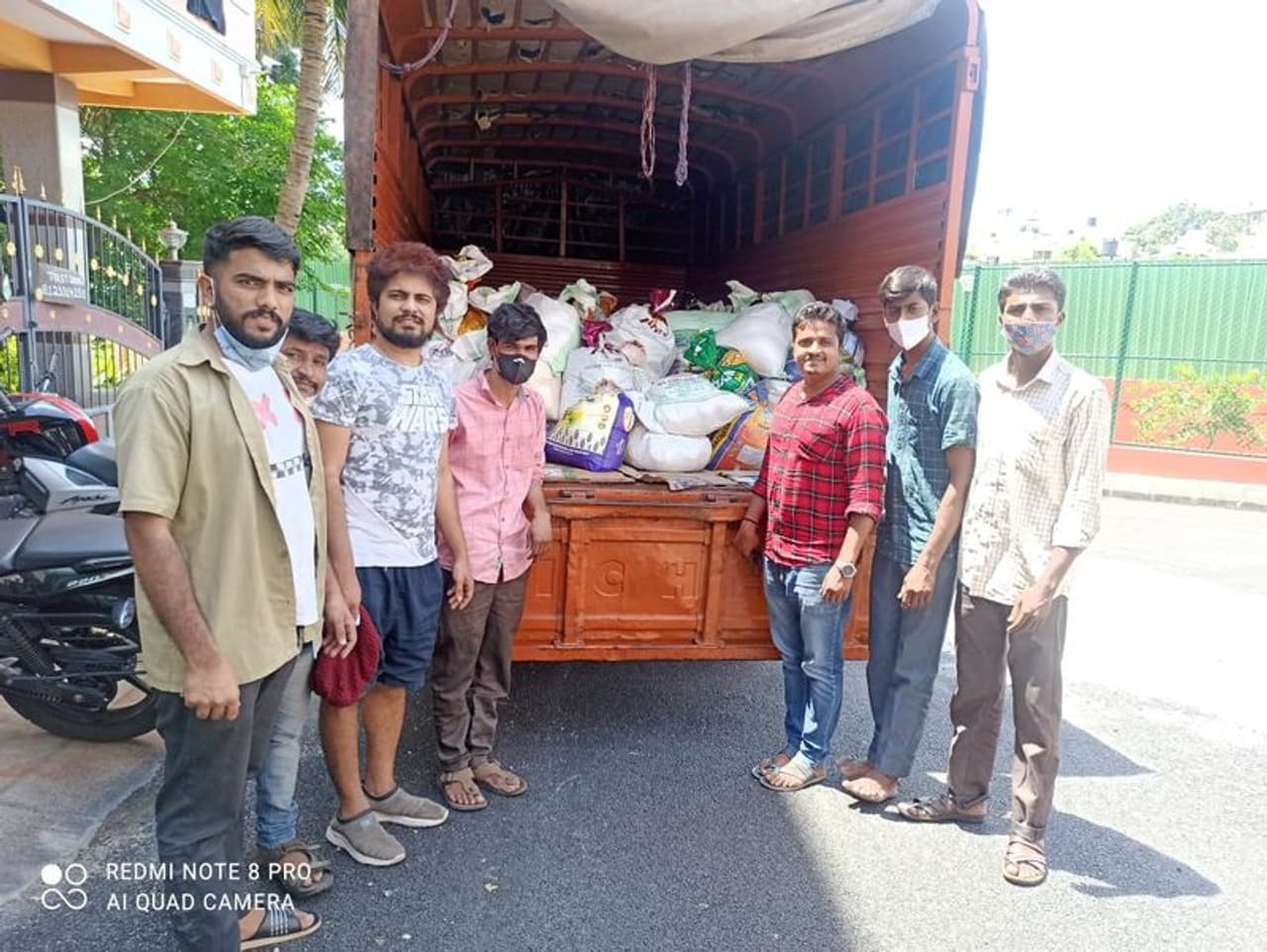 <p>ಲಾಕ್ಡೌನ್ ಆರಂಭದಿಂದಲೂ ಜನ ಸಾಮಾನ್ಯರು, ಕಲಾವಿದರು ಹಾಗೂ ಕೋವಿಡ್ ಫ್ರಂಟ್ಲೈನ್ ಕಾರ್ಮಿಕರ ಸೇವೆಯಲ್ಲಿ ತೊಡಗಿರುವ ಒಳ್ಳೆ ಹುಡುಗ ಪ್ರಥಮ್.</p> <p>ಲಾಕ್ಡೌನ್ ಆರಂಭದಿಂದಲೂ ಜನ ಸಾಮಾನ್ಯರು, ಕಲಾವಿದರು ಹಾಗೂ ಕೋವಿಡ್ ಫ್ರಂಟ್ಲೈನ್ ಕಾರ್ಮಿಕರ ಸೇವೆಯಲ್ಲಿ ತೊಡಗಿರುವ ಒಳ್ಳೆ ಹುಡುಗ ಪ್ರಥಮ್.</p>