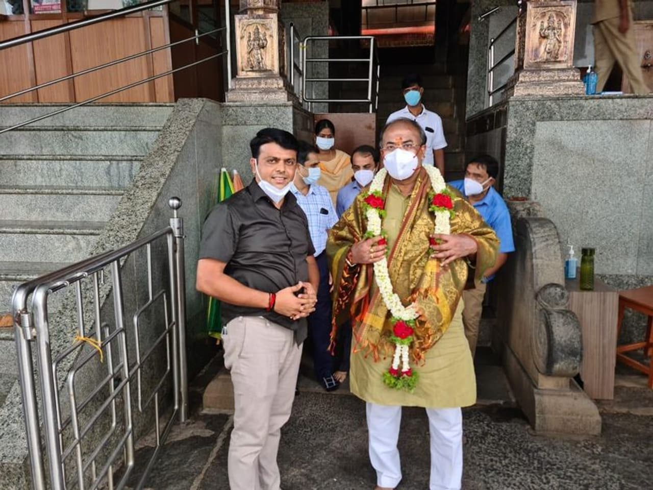 <p>ಕೊರೋನಾ ಮಾರ್ಗಸೂಚಿ ಉಲ್ಲಂಘಿಸಿ ನಂಜನಗೂಡು ದೇವಸ್ಥಾನದಲ್ಲಿ ಬಿ.ವೈ. ವಿಜಯೇಂದ್ರ ಪೂಜೆ ಸಲ್ಲಿಸಿದ್ದರು. ಇದೀಗ ಸಚಿವ ಅರವಿಂದ ಲಿಂಬಾವಳಿ ಸರದಿ</p><p> </p> <p>ಕೊರೋನಾ ಮಾರ್ಗಸೂಚಿ ಉಲ್ಲಂಘಿಸಿ ನಂಜನಗೂಡು ದೇವಸ್ಥಾನದಲ್ಲಿ ಬಿ.ವೈ. ವಿಜಯೇಂದ್ರ ಪೂಜೆ ಸಲ್ಲಿಸಿದ್ದರು. ಇದೀಗ ಸಚಿವ ಅರವಿಂದ ಲಿಂಬಾವಳಿ ಸರದಿ</p><p> </p>