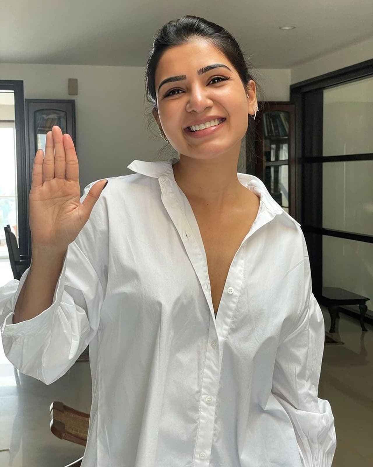 స్టార్ హీరోల సినిమాలలో కమర్షియల్ రోల్స్ చేసిన సమంత, లేడీ ఓరియెంటెడ్ చిత్రాలతో పాటు నటనకు ప్రాధాన్యం ఉన్న అనేక పాత్రలు చేశారు. పెళ్లి తరువాత కూడా సూపర్ డీలక్స్ లాంటి మూవీలో సమంత అలాంటి బోల్డ్ సీన్ లో నటించడం గొప్ప విషయమే. స్టార్ హీరోల సినిమాలలో కమర్షియల్ రోల్స్ చేసిన సమంత, లేడీ ఓరియెంటెడ్ చిత్రాలతో పాటు నటనకు ప్రాధాన్యం ఉన్న అనేక పాత్రలు చేశారు. పెళ్లి తరువాత కూడా సూపర్ డీలక్స్ లాంటి మూవీలో సమంత అలాంటి బోల్డ్ సీన్ లో నటించడం గొప్ప విషయమే.