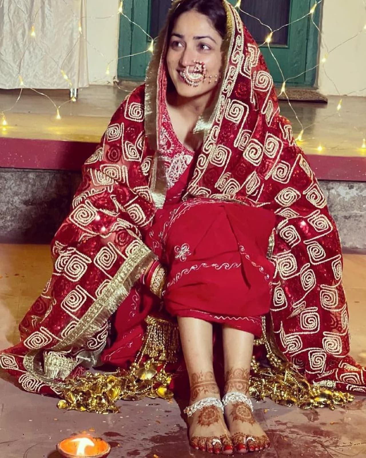 ఇటీవల పవన్ అత్తారింటికి దారేది హీరోయిన్ ప్రణీత సుభాష్ రహస్య వివాహం చేసుకున్నారు. ఆమె పెళ్లి ఫోటోలు నెట్ లో వైరల్ కావడం జరిగింది. చివరకు ప్రణీతనే స్వయంగా తమ వివాహం గురించి తెయజేయడం జరిగింది. ఇటీవల పవన్ అత్తారింటికి దారేది హీరోయిన్ ప్రణీత సుభాష్ రహస్య వివాహం చేసుకున్నారు. ఆమె పెళ్లి ఫోటోలు నెట్ లో వైరల్ కావడం జరిగింది. చివరకు ప్రణీతనే స్వయంగా తమ వివాహం గురించి తెయజేయడం జరిగింది.