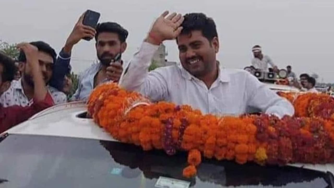 <p>ಔರೆಯಾದ ಭಾಗ್ಯನಗರ ಸೀಟ್ ನಂಬರ್ 4ರಿಂದ ಜಿಲ್ಲಾ ಪಂಚಾಯತ್ ಸದಸ್ಯರಾಗಿ ಆಯ್ಕೆಯಾದ ಧರ್ಮೇಂದ್ರ ಯಾದವ್ ಔರೆಯಾದ ಯುವಜನ್ ಸಭಾದ ಜಿಲ್ಲಾಧ್ಯಕ್ಷರೂ ಹೌದು. ಅವರ ವಿರುದ್ಧ ಅನೇಕ ಕೇಸ್ಗಳಿವೆ. ಪ್ರಕರಣವೊಂದರಲ್ಲಿ ಸಿಲುಕಿ ಹೊರಬರಲಾಗದೆ ಇಟಾವಾ ಜೈಲಿನಲ್ಲಿ ಬಂಧಿಯಾಗಿದ್ದರು. ಆದರೆ ಶನಿವಾರ ಸಂಜೆ ಬಿಡುಗಡೆಯಾಗಿದ್ದಾರೆ.<br /> </p> <p>ಔರೆಯಾದ ಭಾಗ್ಯನಗರ ಸೀಟ್ ನಂಬರ್ 4ರಿಂದ ಜಿಲ್ಲಾ ಪಂಚಾಯತ್ ಸದಸ್ಯರಾಗಿ ಆಯ್ಕೆಯಾದ ಧರ್ಮೇಂದ್ರ ಯಾದವ್ ಔರೆಯಾದ ಯುವಜನ್ ಸಭಾದ ಜಿಲ್ಲಾಧ್ಯಕ್ಷರೂ ಹೌದು. ಅವರ ವಿರುದ್ಧ ಅನೇಕ ಕೇಸ್ಗಳಿವೆ. ಪ್ರಕರಣವೊಂದರಲ್ಲಿ ಸಿಲುಕಿ ಹೊರಬರಲಾಗದೆ ಇಟಾವಾ ಜೈಲಿನಲ್ಲಿ ಬಂಧಿಯಾಗಿದ್ದರು. ಆದರೆ ಶನಿವಾರ ಸಂಜೆ ಬಿಡುಗಡೆಯಾಗಿದ್ದಾರೆ.<br /> </p>