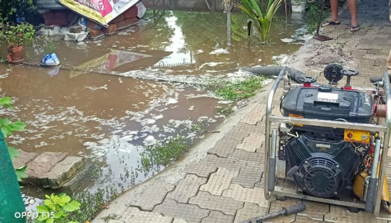 <p>വീട്ടിലും പുരയിടത്തിലും വെള്ളംകെട്ടി നിന്ന് 87കാരിയുടെ മൃതദേഹം സംസ്കരിക്കാന് സഹായമൊരുക്കി അഗ്നിരക്ഷാ സേന.</p> <p>വീട്ടിലും പുരയിടത്തിലും വെള്ളംകെട്ടി നിന്ന് 87കാരിയുടെ മൃതദേഹം സംസ്കരിക്കാന് സഹായമൊരുക്കി അഗ്നിരക്ഷാ സേന.</p>