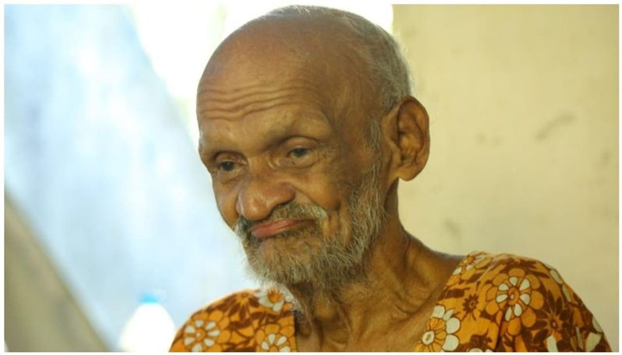 <p>യഹിയ തന്റെ ജീവിതം തുടങ്ങുന്നത് ഇന്ന് അന്തിയുറങ്ങുന്ന ഈ വീട്ടില് നിന്നാണ്. ഈ വീട്ടിലെ പാചകകാരനായിരുന്നു അദ്ദേഹത്തിന്റെ ജീവിതം തുടങ്ങുന്നത്. ഒടുവില് ആ വീടിന്റെ വരാന്തയില് കിടന്ന് അന്ത്യശ്വാസം വലിക്കണമെന്നതാണ് അദ്ദേഹത്തിന്റെ ഇപ്പോഴത്തെ ആഗ്രഹം. ഇന്നും 'മാക്സി'യാണ് അദ്ദേഹത്തിന്റെ വേഷം. </p> <p>യഹിയ തന്റെ ജീവിതം തുടങ്ങുന്നത് ഇന്ന് അന്തിയുറങ്ങുന്ന ഈ വീട്ടില് നിന്നാണ്. ഈ വീട്ടിലെ പാചകകാരനായിരുന്നു അദ്ദേഹത്തിന്റെ ജീവിതം തുടങ്ങുന്നത്. ഒടുവില് ആ വീടിന്റെ വരാന്തയില് കിടന്ന് അന്ത്യശ്വാസം വലിക്കണമെന്നതാണ് അദ്ദേഹത്തിന്റെ ഇപ്പോഴത്തെ ആഗ്രഹം. ഇന്നും 'മാക്സി'യാണ് അദ്ദേഹത്തിന്റെ വേഷം. </p>