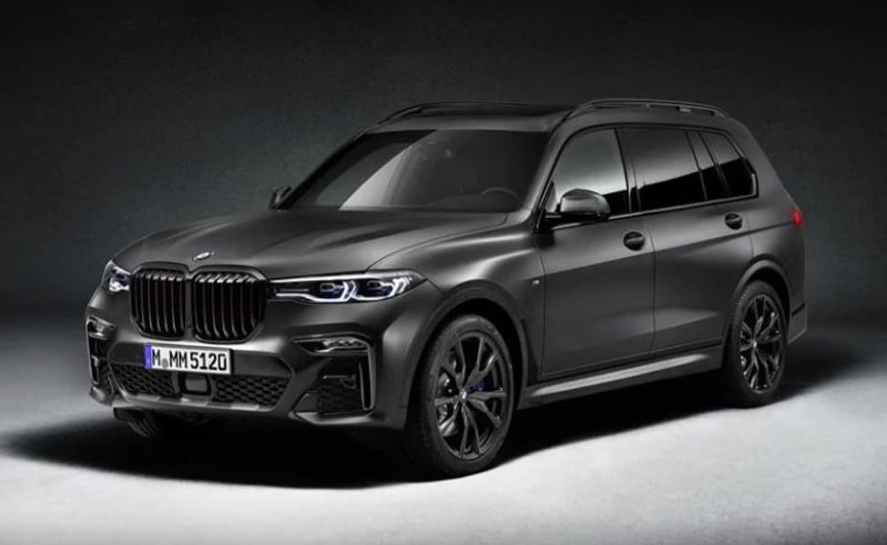 <p>బిఎండబల్యూ ఎక్స్7 డార్క్ షాడో ఎడిషన్ కోసం ప్రపంచవ్యాప్తంగా కేవలం 500 యూనిట్లు మాత్రమే ఉత్పత్తి చేసింది. అమెరికాలోని దక్షిణ కరోలినాలోని బవేరియన్ కార్ల తయారీ సంస్థ స్పార్టన్బర్గ్ ప్లాంట్లో ఈ కారుని తయారు చేశారు. కొత్త డార్క్ షాడో ఎడిషన్ను బిఎమ్డబ్ల్యూ ఎక్స్7లో అందించే ఇంజిన్ ఆప్షన్స్ తో వస్తుందని బిఎమ్డబ్ల్యూ తెలిపింది. అయితే భారతదేశంలో బిఎమ్డబ్ల్యూ దీనిని ఎం50డి ట్రిమ్లో మాత్రమే అందిస్తోంది.</p> <p>బిఎండబల్యూ ఎక్స్7 డార్క్ షాడో ఎడిషన్ కోసం ప్రపంచవ్యాప్తంగా కేవలం 500 యూనిట్లు మాత్రమే ఉత్పత్తి చేసింది. అమెరికాలోని దక్షిణ కరోలినాలోని బవేరియన్ కార్ల తయారీ సంస్థ స్పార్టన్బర్గ్ ప్లాంట్లో ఈ కారుని తయారు చేశారు. కొత్త డార్క్ షాడో ఎడిషన్ను బిఎమ్డబ్ల్యూ ఎక్స్7లో అందించే ఇంజిన్ ఆప్షన్స్ తో వస్తుందని బిఎమ్డబ్ల్యూ తెలిపింది. అయితే భారతదేశంలో బిఎమ్డబ్ల్యూ దీనిని ఎం50డి ట్రిమ్లో మాత్రమే అందిస్తోంది.</p>