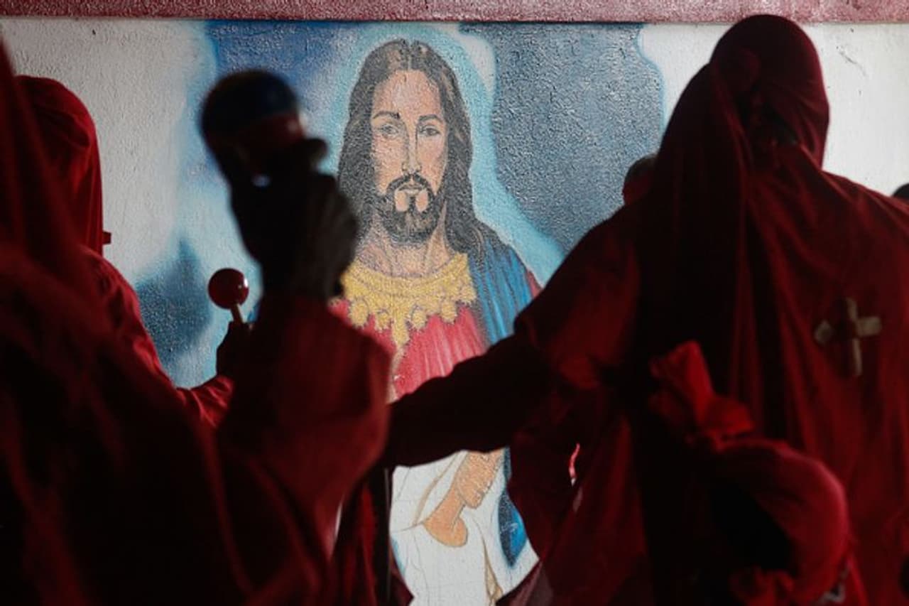 <p>വെനസ്വേലയുടെ മധ്യ തീരത്തുള്ള പട്ടണങ്ങളിലെ മുതിർന്ന പുരുഷന്മാരുടെയും യുവാക്കളുടെയും സംഘങ്ങളാണ് പ്രത്യേക മുഖം മൂടികളണിഞ്ഞ് ഡാന്സിങ്ങ് ഡെവിളിനെത്തുന്നത്. </p> <p>വെനസ്വേലയുടെ മധ്യ തീരത്തുള്ള പട്ടണങ്ങളിലെ മുതിർന്ന പുരുഷന്മാരുടെയും യുവാക്കളുടെയും സംഘങ്ങളാണ് പ്രത്യേക മുഖം മൂടികളണിഞ്ഞ് ഡാന്സിങ്ങ് ഡെവിളിനെത്തുന്നത്. </p>