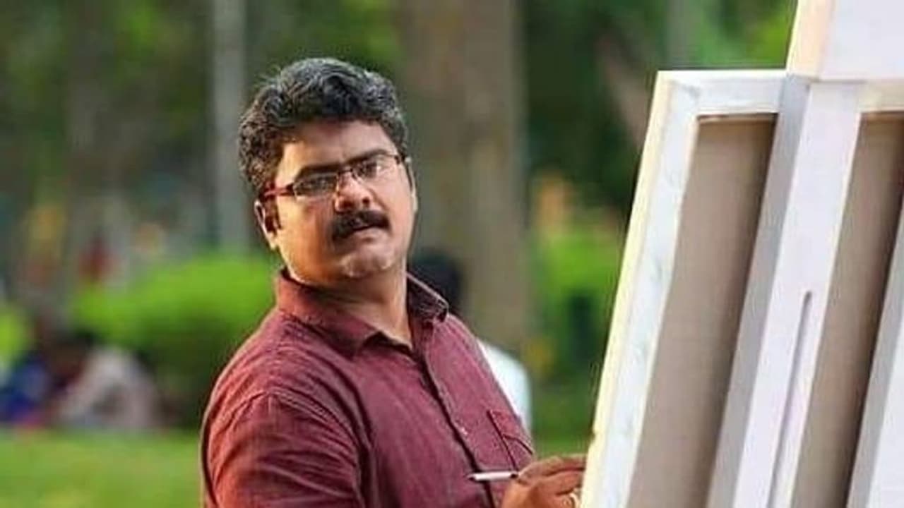 <p>இது ஓவியம் தானா? அல்லது ஏதாவது ஒரு பெண்ணை நிற்க வைத்து புகைப்படம் எடுத்திருக்கிறார்களா? என பார்க்கும் அனைவரும் வியக்கும் வண்ணம் உயிரோட்டத்துடன் தத்ரூப ஓவியங்களை வரையும் திறமை கொண்டவர் இளையராஜா. </p> <p>இது ஓவியம் தானா? அல்லது ஏதாவது ஒரு பெண்ணை நிற்க வைத்து புகைப்படம் எடுத்திருக்கிறார்களா? என பார்க்கும் அனைவரும் வியக்கும் வண்ணம் உயிரோட்டத்துடன் தத்ரூப ஓவியங்களை வரையும் திறமை கொண்டவர் இளையராஜா. </p>