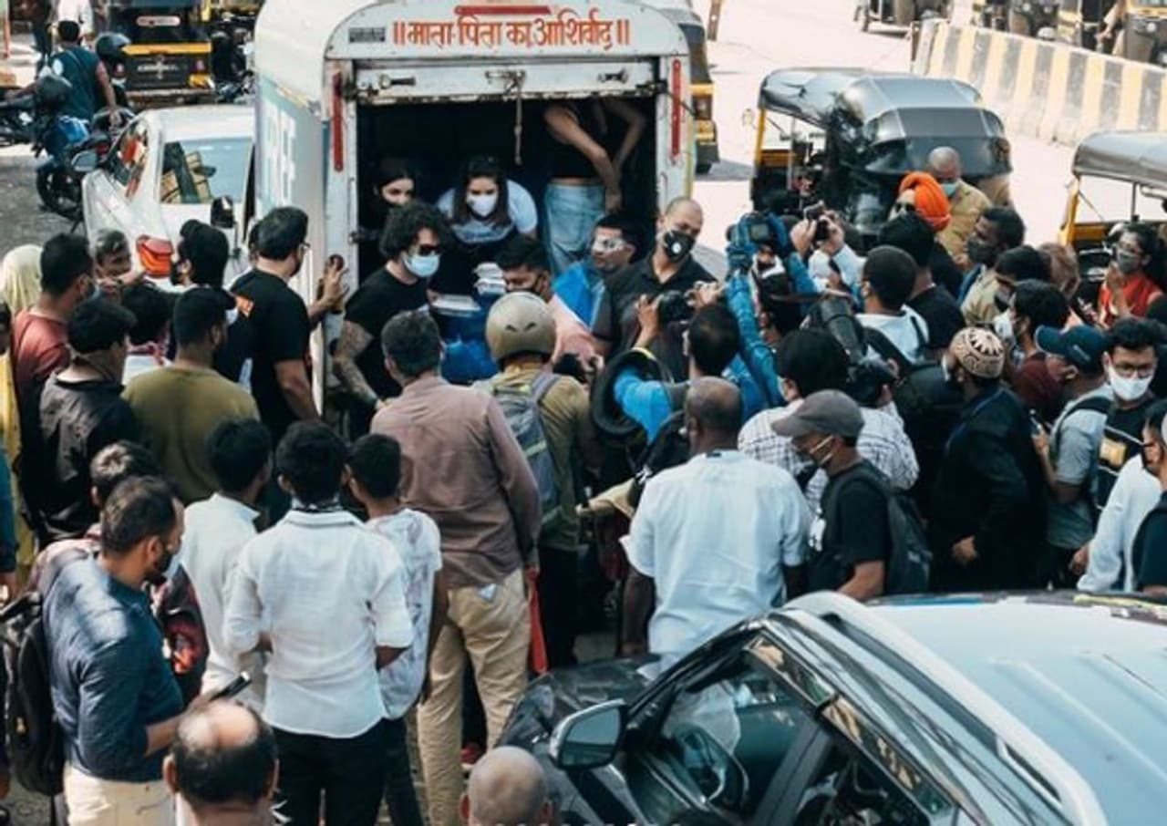 <p>ಬಾಲಿವುಡ್ ನಟಿ ಸನ್ನಿ ಲಿಯೋನ್ ಮತ್ತು ಅವರ ಪತಿ ಡೇನಿಯಲ್ ವೆಬರ್ ಮುಂಬೈನ ಬಾಂದ್ರಾದಲ್ಲಿ ಅಗತ್ಯವಿರುವವರಿಗೆ ಆಹಾರ ವಿತರಣೆ ಮಾಡಿದ್ದಾರೆ.</p>