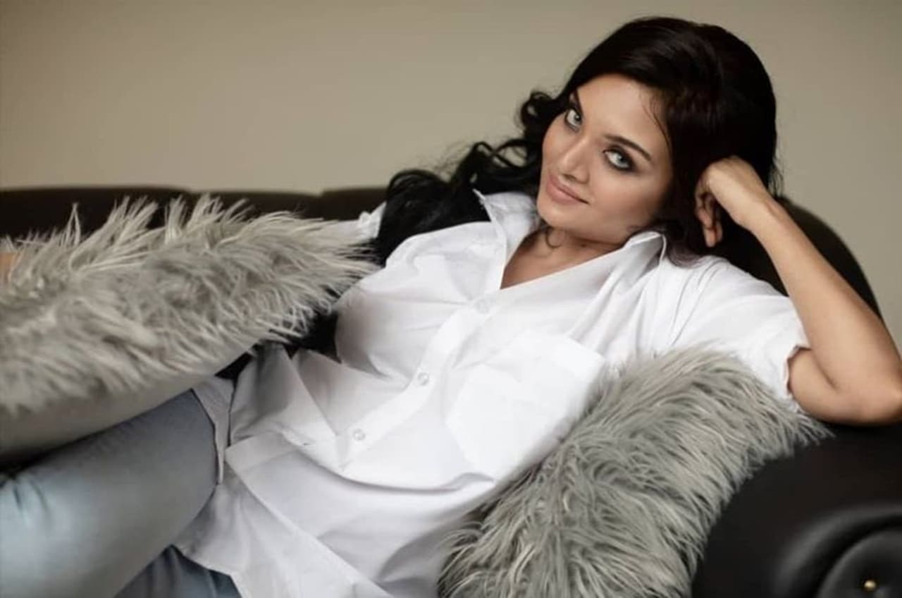 <p>മലയാളത്തിലെ ആദ്യത്തെ വനിതാ ഡിജെമാരില് ഒരാളാണ് സൂര്യ ജെ മേനോൻ.</p> <p>മലയാളത്തിലെ ആദ്യത്തെ വനിതാ ഡിജെമാരില് ഒരാളാണ് സൂര്യ ജെ മേനോൻ.</p>