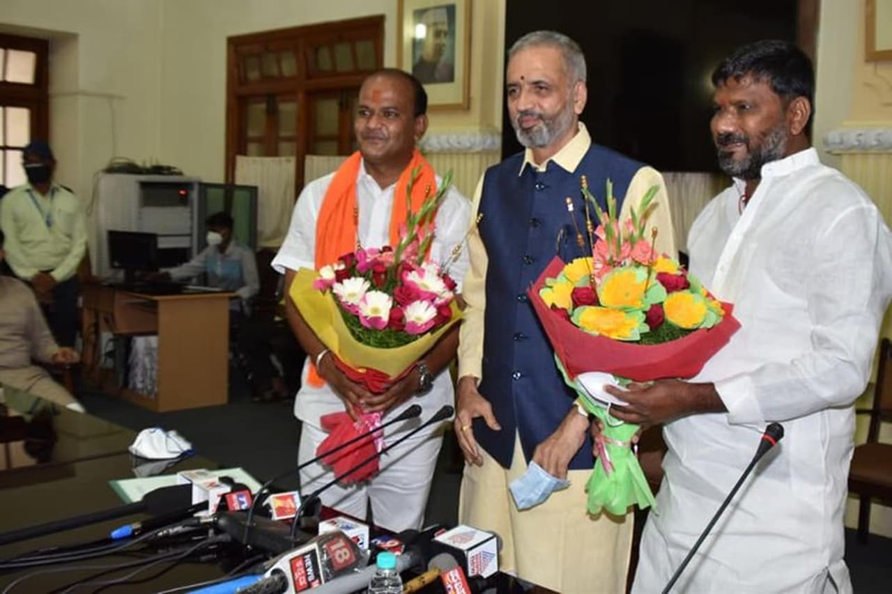 <p>ಇತ್ತೀಚೆಗೆ ನಡೆದ ಉಪಚುನಾವಣೆಯಲ್ಲಿ ಗೆದ್ದು ಇಬ್ಬರು ನೂತನ ಶಾಸಕರು ಇಂದು (ಮಂಗಳವಾರ) ಪ್ರಮಾಣವಚನ ಸ್ವೀಕರಿಸಿದರು.</p> <p>ಇತ್ತೀಚೆಗೆ ನಡೆದ ಉಪಚುನಾವಣೆಯಲ್ಲಿ ಗೆದ್ದು ಇಬ್ಬರು ನೂತನ ಶಾಸಕರು ಇಂದು (ಮಂಗಳವಾರ) ಪ್ರಮಾಣವಚನ ಸ್ವೀಕರಿಸಿದರು.</p>