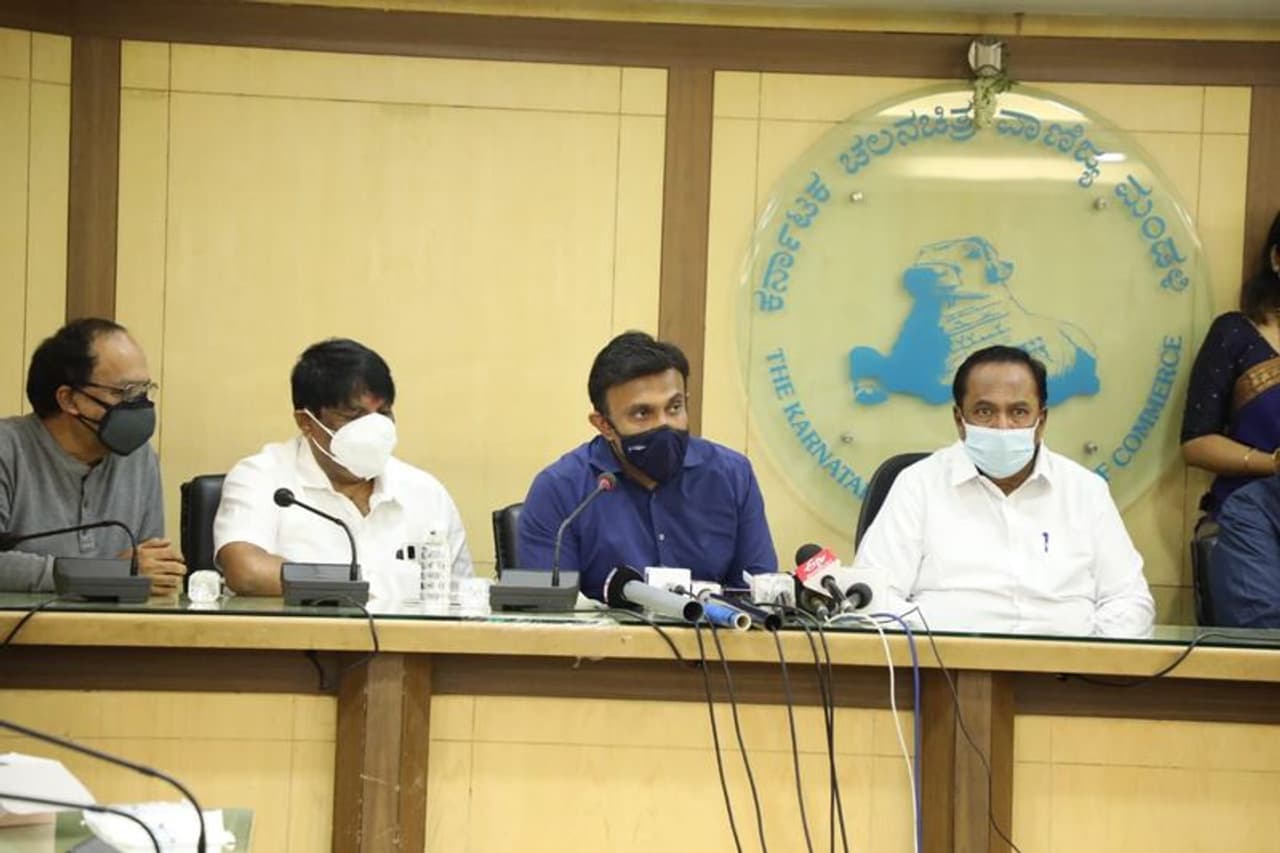 <p>ಚಿತ್ರರಂಗದ ಮಂದಿಗಾಗಿಯೇ ಕರ್ನಾಟಕ ಚಲನಚಿತ್ರ ವಾಣಿಜ್ಯ ಮಂಡಳಿಯಲ್ಲಿ ಮಂಗಳವಾರ ಆಯೋಜಿಸಿದ್ದ ಉಚಿತ ಕೋವಿಡ್‌ ಲಸಿಕೆ ಅಭಿಯಾನಕ್ಕೆ ಚಾಲನೆ ನೀಡಿದ ಸಚಿವ ಡಾ.ಕೆ. ಸುಧಾಕರ್&nbsp;</p>