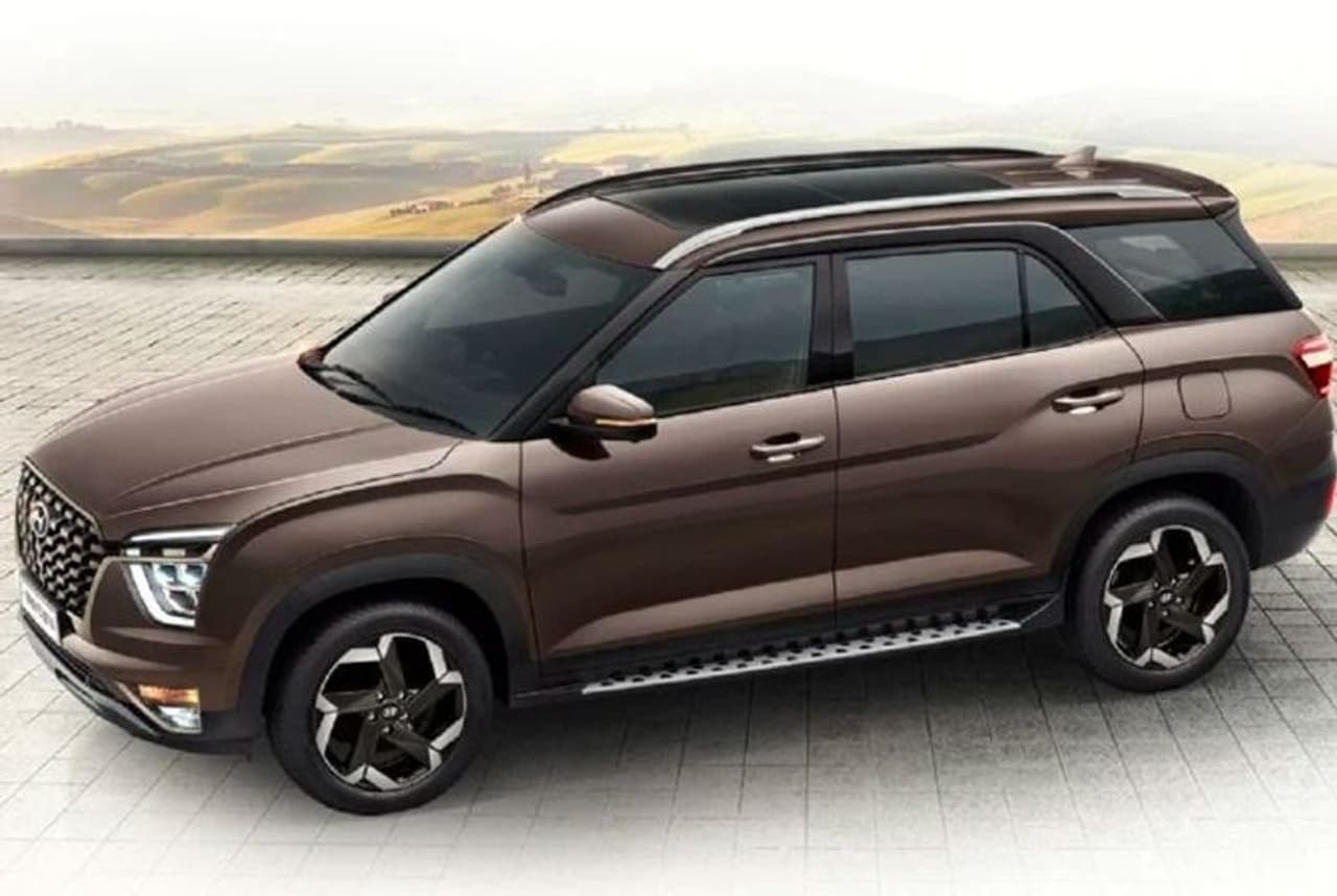 <p>హ్యుందాయ్ అల్కాజార్ భారతదేశంలో హ్యుందాయ్ మొట్టమొదటి మూడు వరుస ఎస్యూవీ. భారతదేశంలో వాహనప్రియులు ఎంతో ఆసక్తిగా ఎదురుచూస్తున్న ఈ కొత్త 7 సీట్ల ఎస్యూవీ లాంచ్ పై కొంతకాలంగా వార్తల్లో వెలువడ్డాయి. అయితే కరోనా మహమ్మారి సెకండ్ వేవ్ కారణంగా ఆల్కాజార్ లాంచ్ ని కంపెనీ చాలాసార్లు వాయిదా వేయాల్సి వచ్చింది. చివరకి ఈ నెల చివరి నాటికి హ్యుందాయ్ అల్కాజార్ లాంచ్ కానున్నట్లు భావిస్తున్నారు. కొత్త కస్టమర్లతో పాటు హ్యుందాయ్ క్రెటా నుండి అప్గ్రేడ్ కావాలనుకున్న కొనుగోలుదారులను ఆకర్షించగలదని హ్యుందాయ్ అధికారులు చెబుతున్నారు.</p> <p>హ్యుందాయ్ అల్కాజార్ భారతదేశంలో హ్యుందాయ్ మొట్టమొదటి మూడు వరుస ఎస్యూవీ. భారతదేశంలో వాహనప్రియులు ఎంతో ఆసక్తిగా ఎదురుచూస్తున్న ఈ కొత్త 7 సీట్ల ఎస్యూవీ లాంచ్ పై కొంతకాలంగా వార్తల్లో వెలువడ్డాయి. అయితే కరోనా మహమ్మారి సెకండ్ వేవ్ కారణంగా ఆల్కాజార్ లాంచ్ ని కంపెనీ చాలాసార్లు వాయిదా వేయాల్సి వచ్చింది. చివరకి ఈ నెల చివరి నాటికి హ్యుందాయ్ అల్కాజార్ లాంచ్ కానున్నట్లు భావిస్తున్నారు. కొత్త కస్టమర్లతో పాటు హ్యుందాయ్ క్రెటా నుండి అప్గ్రేడ్ కావాలనుకున్న కొనుగోలుదారులను ఆకర్షించగలదని హ్యుందాయ్ అధికారులు చెబుతున్నారు.</p>