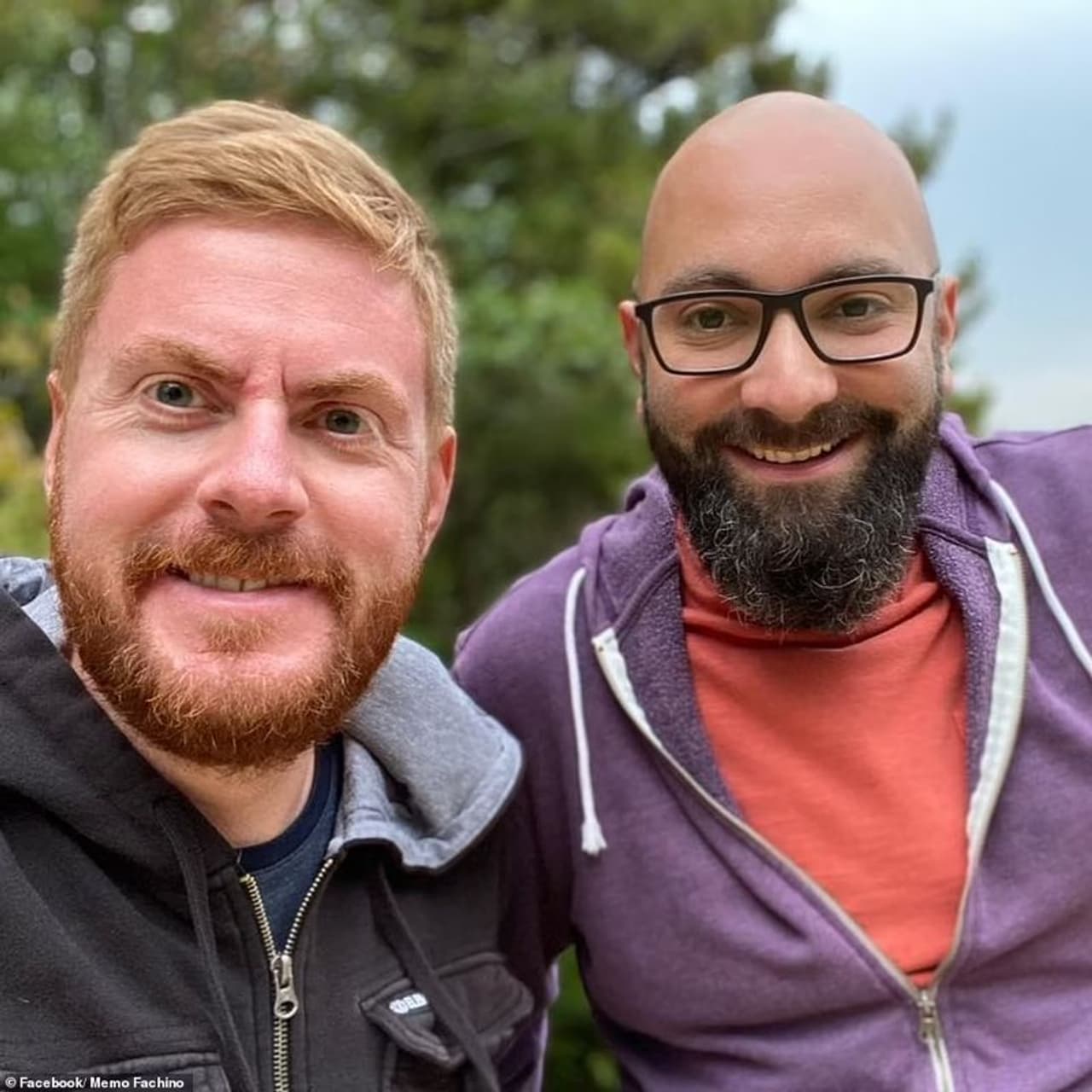 <p>അഞ്ച് വർഷമായി മെമ്മോ ഫാച്ചിനോയും ലാൻസ് മിയറും വിവാഹിതരായിട്ട്. 2016 മുതൽ വിസ്കോസിലെ ഇവരുടെ വീടിന് മുന്നില് സ്വവര്ഗ്ഗ സ്നേഹികളുടെ അഭിമാന പതാകയായ മഴവില്ല് പതാക പാറിക്കളിക്കുന്നുണ്ട്.</p> <p>അഞ്ച് വർഷമായി മെമ്മോ ഫാച്ചിനോയും ലാൻസ് മിയറും വിവാഹിതരായിട്ട്. 2016 മുതൽ വിസ്കോസിലെ ഇവരുടെ വീടിന് മുന്നില് സ്വവര്ഗ്ഗ സ്നേഹികളുടെ അഭിമാന പതാകയായ മഴവില്ല് പതാക പാറിക്കളിക്കുന്നുണ്ട്.</p>