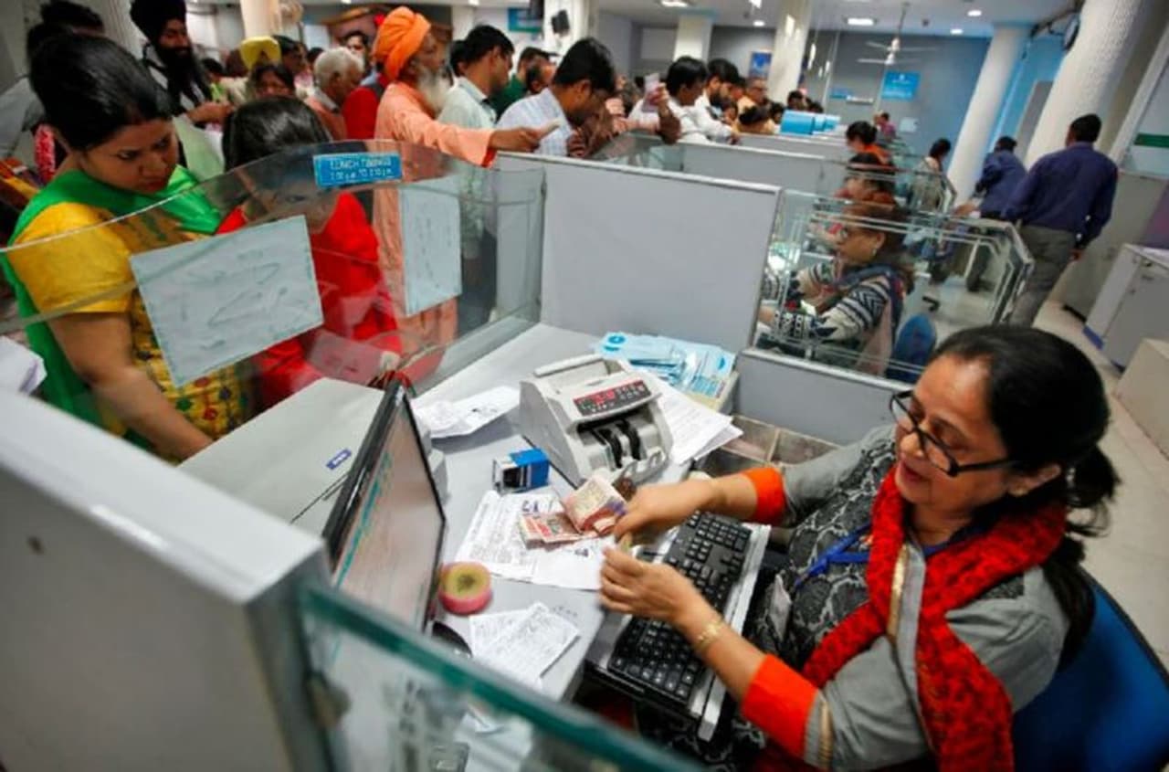 <p>ఇప్పుడు లాక్డౌన్ సడలింపు సాయంత్రం 5 గంటవ వరకు ఇవ్వడంతో బ్యాంకు పని వేళలు ఎప్పటిలాగే ఉండనున్నాయి. ఈ నేపథ్యంలో బ్యాంకుల పనివేళల్లో మార్పులు చోటుచేసుకున్నాయి. <br /> </p> <p>ఇప్పుడు లాక్డౌన్ సడలింపు సాయంత్రం 5 గంటవ వరకు ఇవ్వడంతో బ్యాంకు పని వేళలు ఎప్పటిలాగే ఉండనున్నాయి. ఈ నేపథ్యంలో బ్యాంకుల పనివేళల్లో మార్పులు చోటుచేసుకున్నాయి. <br /> </p>