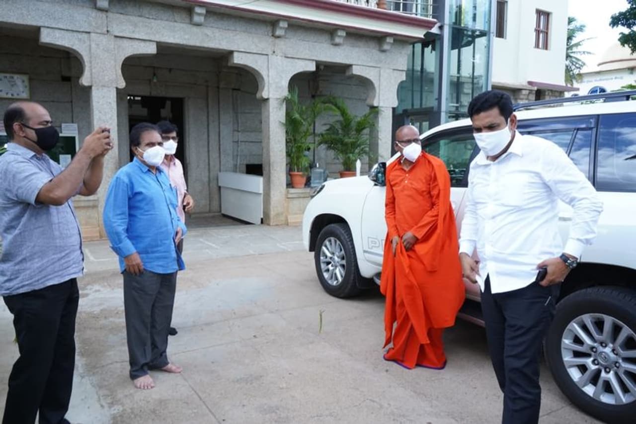 <p> ನಾಯಕತ್ವ ಬದಲಾವಣೆ ಕೂಗು ಬೆನ್ನಲ್ಲೇ ಕುತೂಹಲ ಮೂಡಿಸಿದ ಮಠಾಧೀಶರ ಭೇಟಿ </p> <p> ನಾಯಕತ್ವ ಬದಲಾವಣೆ ಕೂಗು ಬೆನ್ನಲ್ಲೇ ಕುತೂಹಲ ಮೂಡಿಸಿದ ಮಠಾಧೀಶರ ಭೇಟಿ </p>