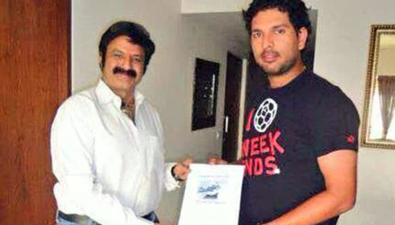 <p>‘నందమూరి బాలకృష్ణ సర్కి పుట్టినరోజు శుభాకాంక్షలు. మీరు ఇలాగే ఎంటర్టైనింగ్ పర్ఫామెన్స్లతో, మానవతా దృక్పథం నిండిన సేవా కార్యక్రమాలతో మమ్మల్ని ఎప్పుడూ ఇన్స్పైర్ చేస్తూ ఉండాలి...’ అంటూ బాలకృష్ణతో దిగిన ఫోటోను పోస్టు చేశాడు క్రికెటర్ యువరాజ్ సింగ్. ఈ పోస్టుకి ‘HappyBirthdayNBK’ హ్యాష్ట్యాగ్ను జత చేశాడు యువీ.</p> <p>‘నందమూరి బాలకృష్ణ సర్కి పుట్టినరోజు శుభాకాంక్షలు. మీరు ఇలాగే ఎంటర్టైనింగ్ పర్ఫామెన్స్లతో, మానవతా దృక్పథం నిండిన సేవా కార్యక్రమాలతో మమ్మల్ని ఎప్పుడూ ఇన్స్పైర్ చేస్తూ ఉండాలి...’ అంటూ బాలకృష్ణతో దిగిన ఫోటోను పోస్టు చేశాడు క్రికెటర్ యువరాజ్ సింగ్. ఈ పోస్టుకి ‘HappyBirthdayNBK’ హ్యాష్ట్యాగ్ను జత చేశాడు యువీ.</p>