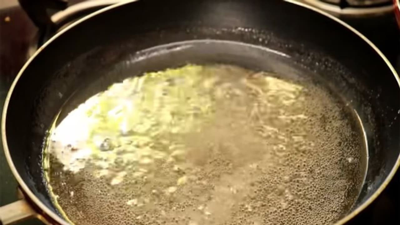 <p><strong>ಹಂತ 1:</strong><br />ಮೊದಲನೆಯದಾಗಿ, ಒಂದು ಬಾಣಲೆಯಲ್ಲಿ 2 ಕಪ್ ನೀರು, ಸಕ್ಕರೆ ಮತ್ತು ಕೇಸರಿಯನ್ನು ಹಾಕಿ. ಒಂದೆಳೆ ಸಕ್ಕರೆ ಪಾಕವನ್ನು ತಯಾರಿಸಬೇಕು.</p> <p><strong>ಹಂತ 1:</strong><br />ಮೊದಲನೆಯದಾಗಿ, ಒಂದು ಬಾಣಲೆಯಲ್ಲಿ 2 ಕಪ್ ನೀರು, ಸಕ್ಕರೆ ಮತ್ತು ಕೇಸರಿಯನ್ನು ಹಾಕಿ. ಒಂದೆಳೆ ಸಕ್ಕರೆ ಪಾಕವನ್ನು ತಯಾರಿಸಬೇಕು.</p>