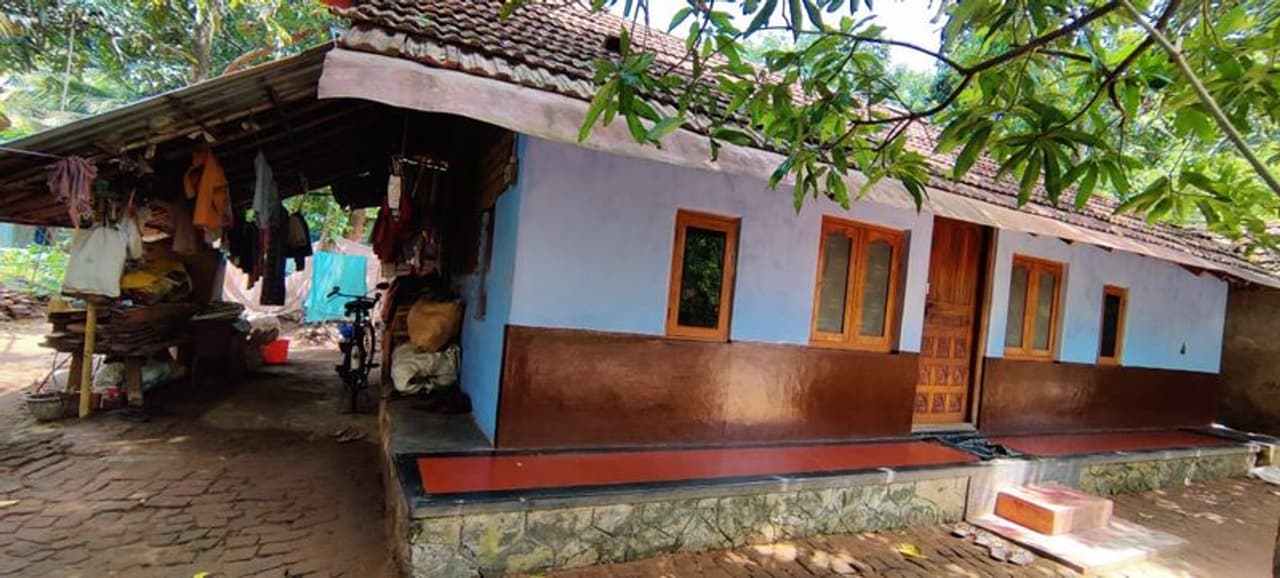 <p>ഈ വീട്ടിലാണ് പത്ത് വര്ഷത്തോളം തന്റെ കാമുകിയെ ഇരുചെവി അറിയാതെ അയാള് പാര്പ്പിച്ചിരുന്നത്. യുവതിയുടെ കാമുകനും അമ്മയും അച്ഛനും സഹോദരിയും സഹോദരനും അടഞ്ഞിയ കുടുംബവും അതേ സമയം ഈ വീട്ടില് തന്നെയാണ് താമസിച്ചിരുന്നത്. </p> <p>ഈ വീട്ടിലാണ് പത്ത് വര്ഷത്തോളം തന്റെ കാമുകിയെ ഇരുചെവി അറിയാതെ അയാള് പാര്പ്പിച്ചിരുന്നത്. യുവതിയുടെ കാമുകനും അമ്മയും അച്ഛനും സഹോദരിയും സഹോദരനും അടഞ്ഞിയ കുടുംബവും അതേ സമയം ഈ വീട്ടില് തന്നെയാണ് താമസിച്ചിരുന്നത്. </p>